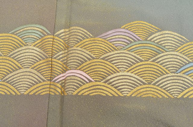 Vintage Japanese Kimono | Houmongi | Green Silk | Seigaiha Wave | One Crest | Hanai Yukiko Designer | Petite Size S | Sustainable | qq1934b