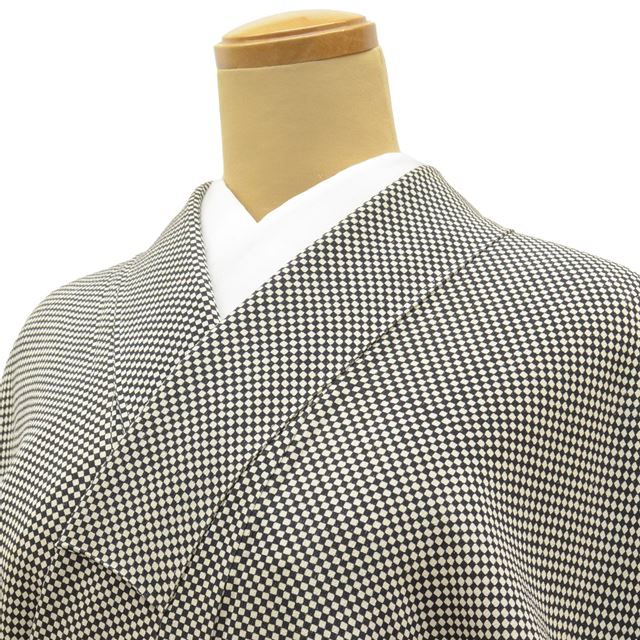 [Used] Komon (small patterned) recycled kimono, pure silk, sleeve length 66.0cm (26.0in), body length 160.5cm (63.2in), size M, black, checkered pattern, crepe fabric, lined, high quality, semi-formal, spring, summer, autumn, winter, ready-made. 