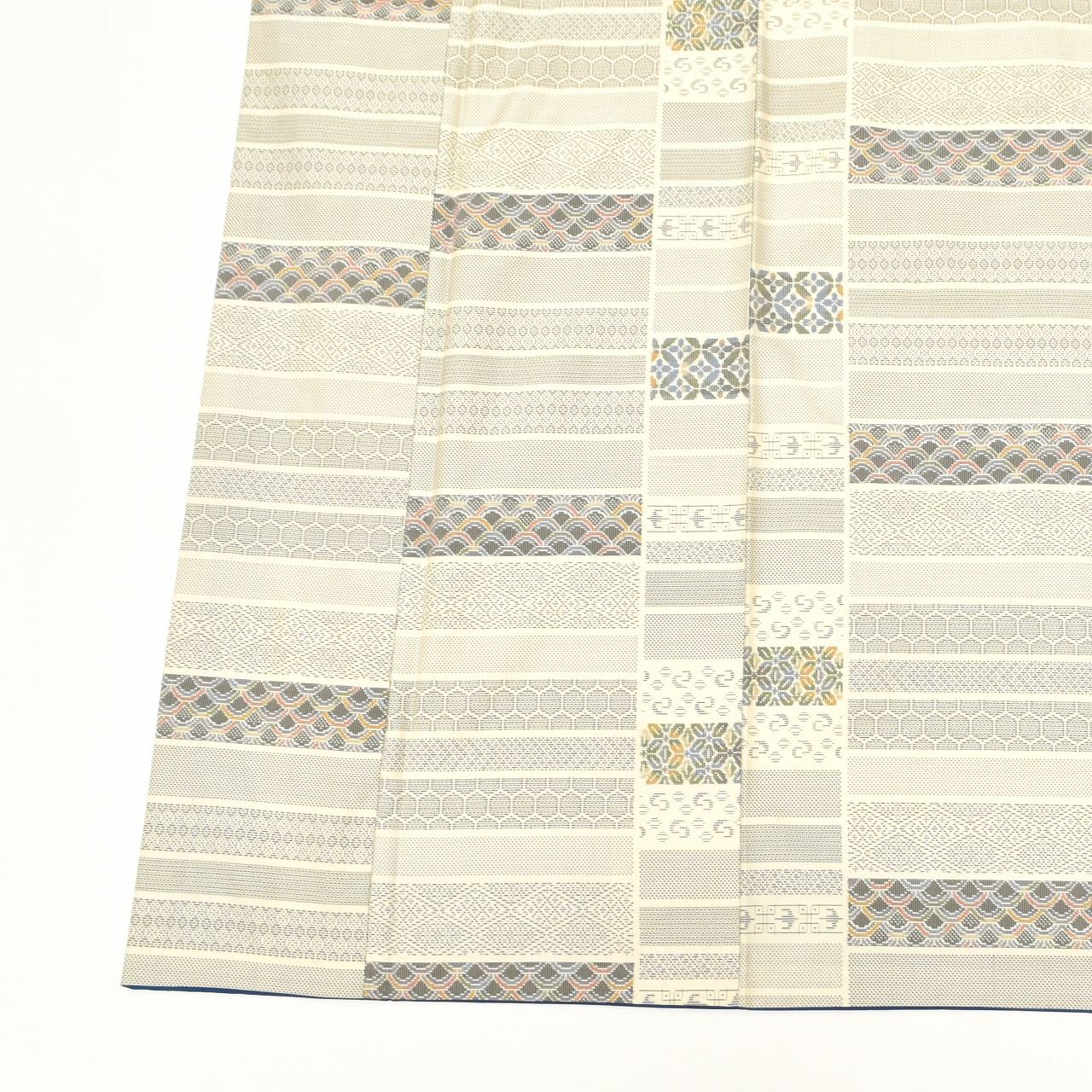 Vintage Japanese Kimono | White Oshima Tsumugi | White Silk | Seigaiha Tortoiseshell | 7-thread | Petite Size S | Sustainable | tt0875b