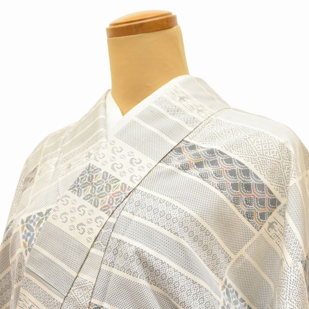 Vintage Japanese Kimono | White Oshima Tsumugi | White Silk | Seigaiha Tortoiseshell | 7-thread | Petite Size S | Sustainable | tt0875b