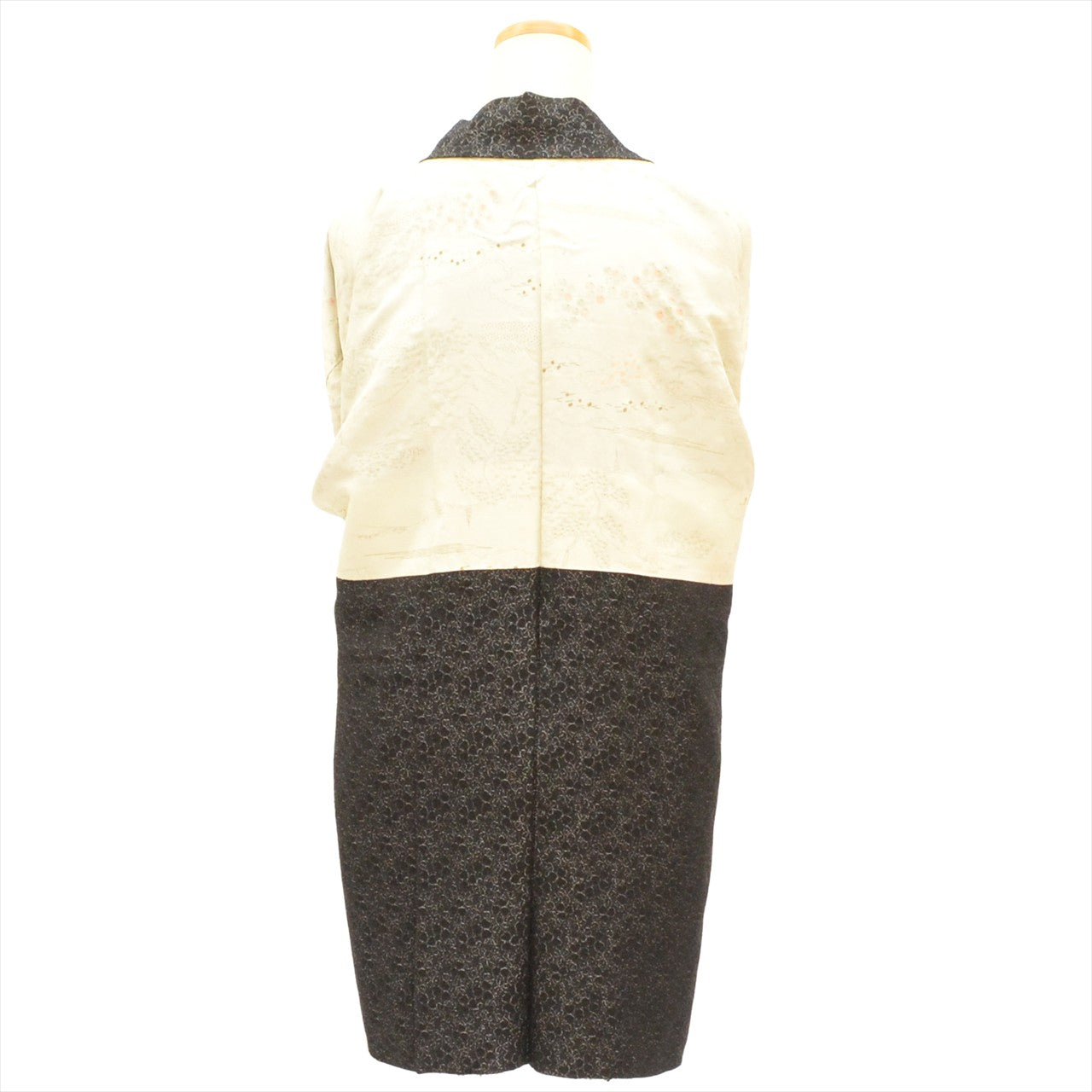 [Used] Silk Haori (kimono jacket), Length 84cm, Sleeve length 64cm, Long haori, Black, Geometric pattern, Family crest, Recycled kimono tt1778b [Japanese clothing, Casual kimono, Retro, Antique, Affordable, Stylish, Everyday wear, Lessons, Kimono] [r26] 