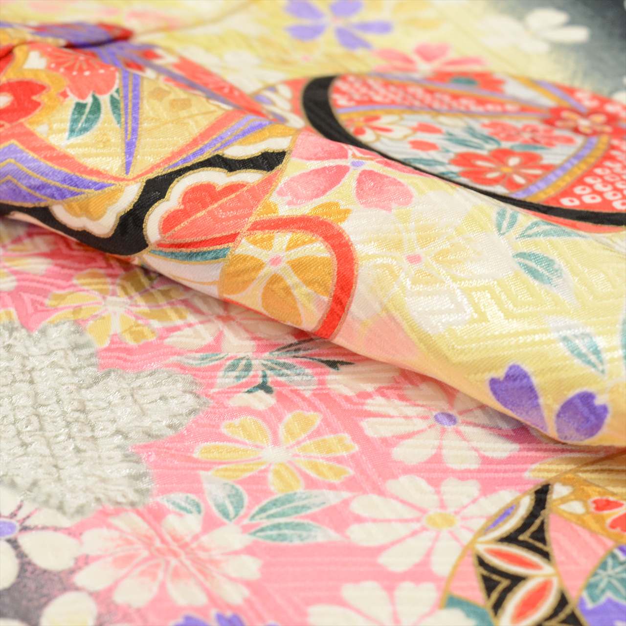 [Used] Shichi-Go-San (7-year-old girl's kimono) - Synthetic fiber, with layered collar, ready-made, recycled kimono, length 129cm, sleeve length 51.5cm, yellow with floral and ball pattern, celebratory garment, Japanese pattern, tt2058b 