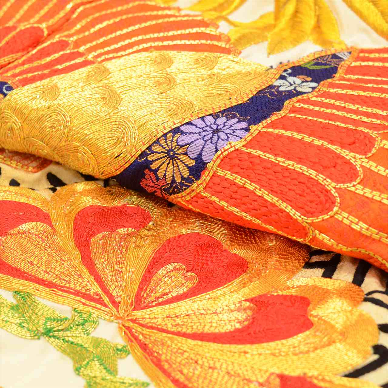 [Used] Silk Uchikake (wedding kimono), Length 182cm (Size M), Sleeve Length 66cm, Ready-made, Recycled Kimono, Antique, White, Crane and Pine Tree Pattern, Embroidery, Gold Thread Embroidery, tt2289b [Japanese Clothing, Outlet, Kimono] 