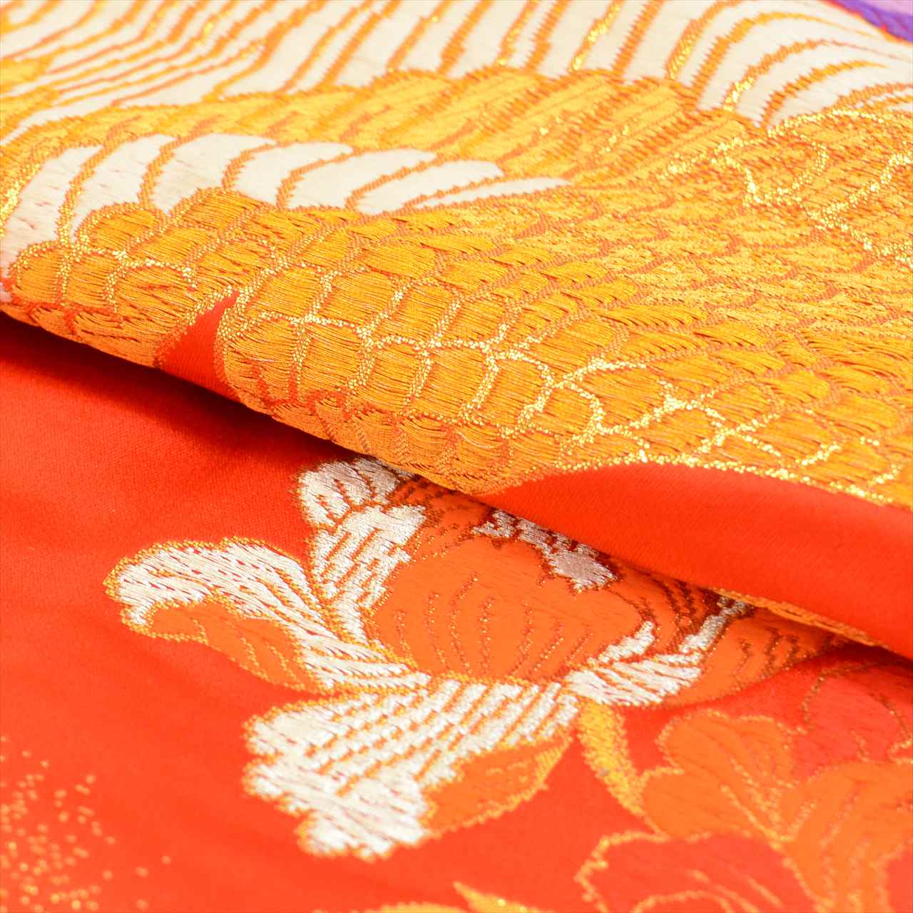 [Used] Silk Uchikake (wedding kimono), Length 190.0cm (74.8in) (L), Sleeve Length 65.0cm (25.6in), Ready-made, Recycled Kimono, Orange, Peacock Pattern, Tang Dynasty Weave, Gold Thread, tt2293b [Japanese Clothing, Outlet, Kimono] 