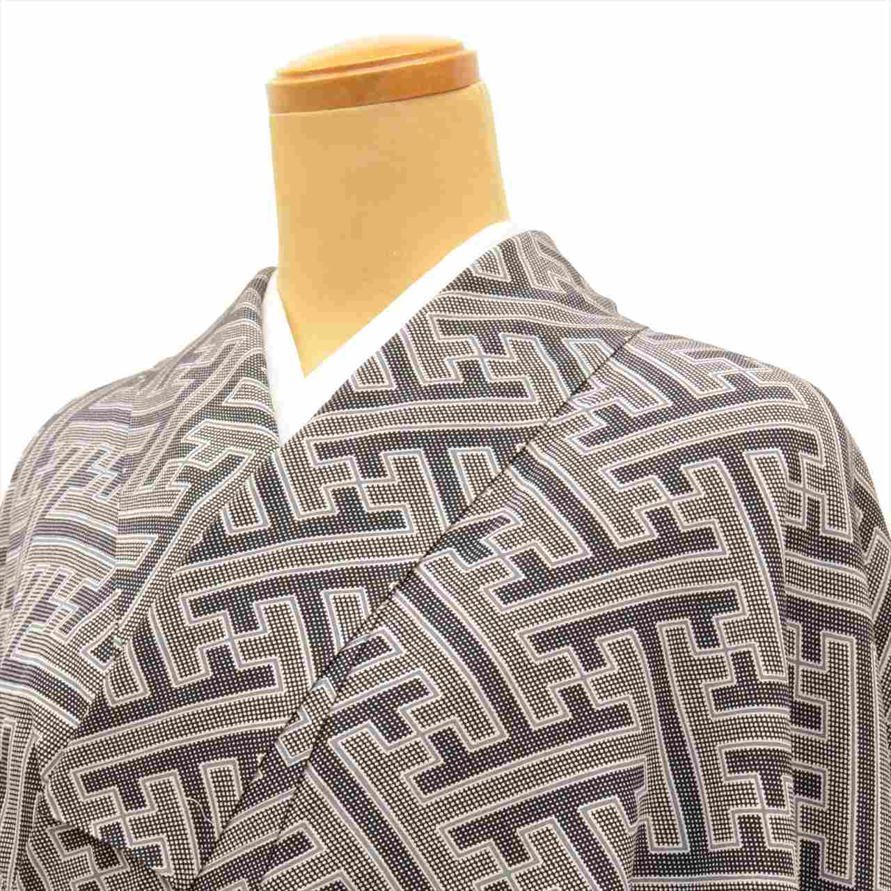 [Used] Komon (small patterned) recycled kimono, pure silk, length 155.5cm (61.2in) (size S), sleeve length 66.0cm (26.0in), gray color, sayagata pattern, crepe fabric, lined, high quality, semi-formal, spring, summer, autumn, winter, ready-made. 