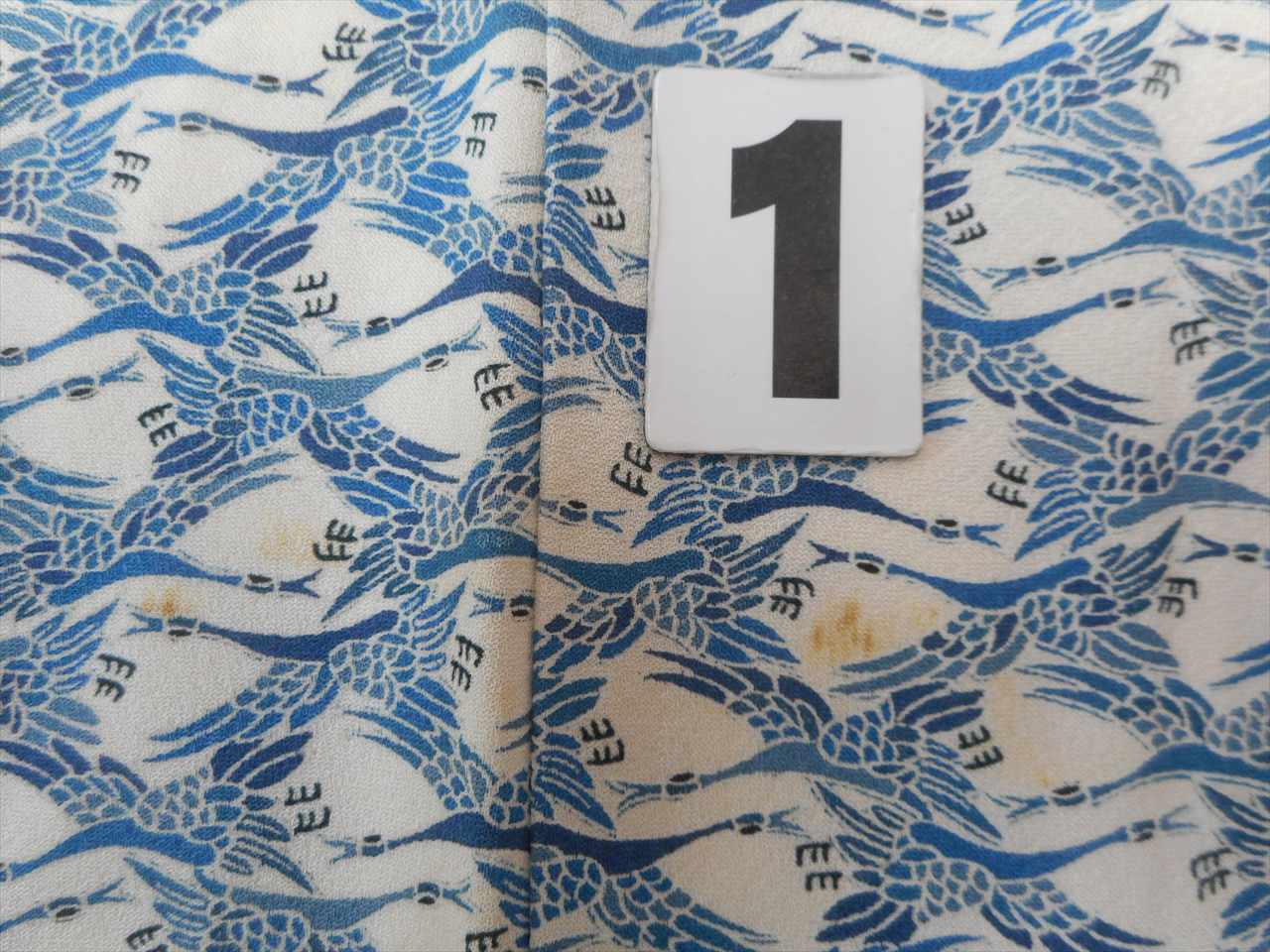 [Used] Komon (small patterned) recycled kimono, pure silk, lined, length 156.5cm (61.6in) (M), sleeve length 63.0cm (24.8in), white, crane pattern, crepe fabric, high quality, semi-formal, spring, summer, autumn, winter, ready-made. 