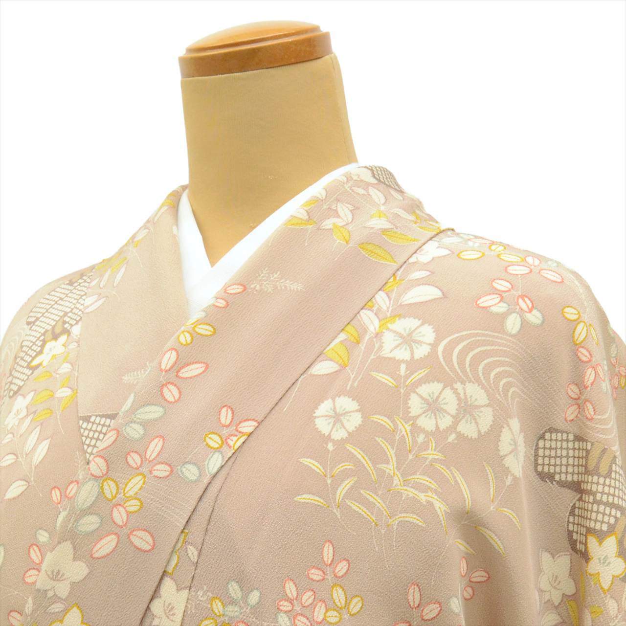 [Used] Komon (small patterned) recycled kimono, pure silk, lined, length 162.5cm (64.0in), size L, sleeve length 69.0cm (27.2in), brown tones, autumn flower pattern, crepe fabric, high quality, semi-formal, spring, summer, autumn, winter, ready-made. 