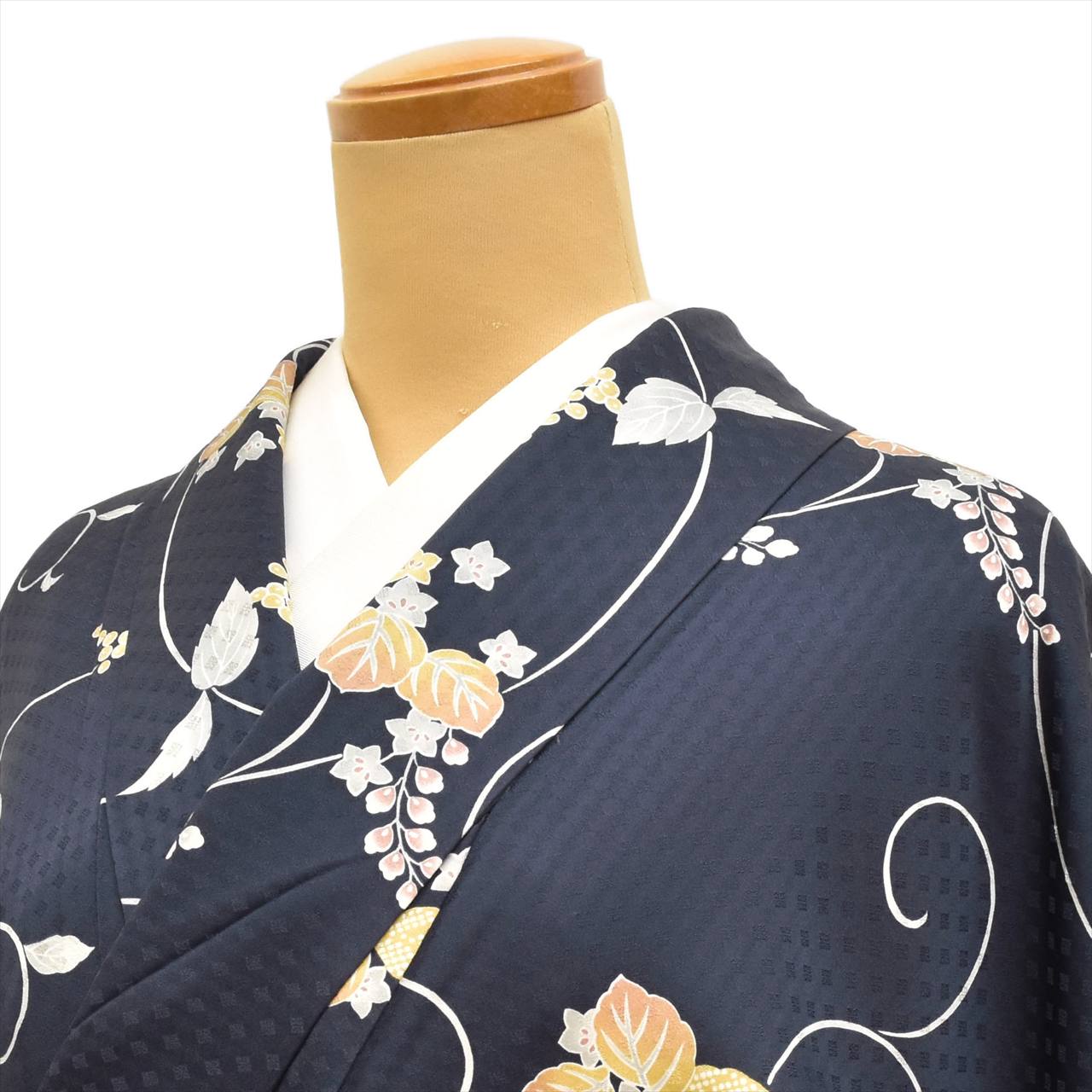 [Used] Komon (small patterned) recycled kimono, lined, pure silk, length 172.0cm (67.7in), size LL, sleeve length 69.0cm (27.2in), navy blue, paulownia pattern, excellent condition, high quality, semi-formal, spring, summer, autumn, winter, ready-made. 