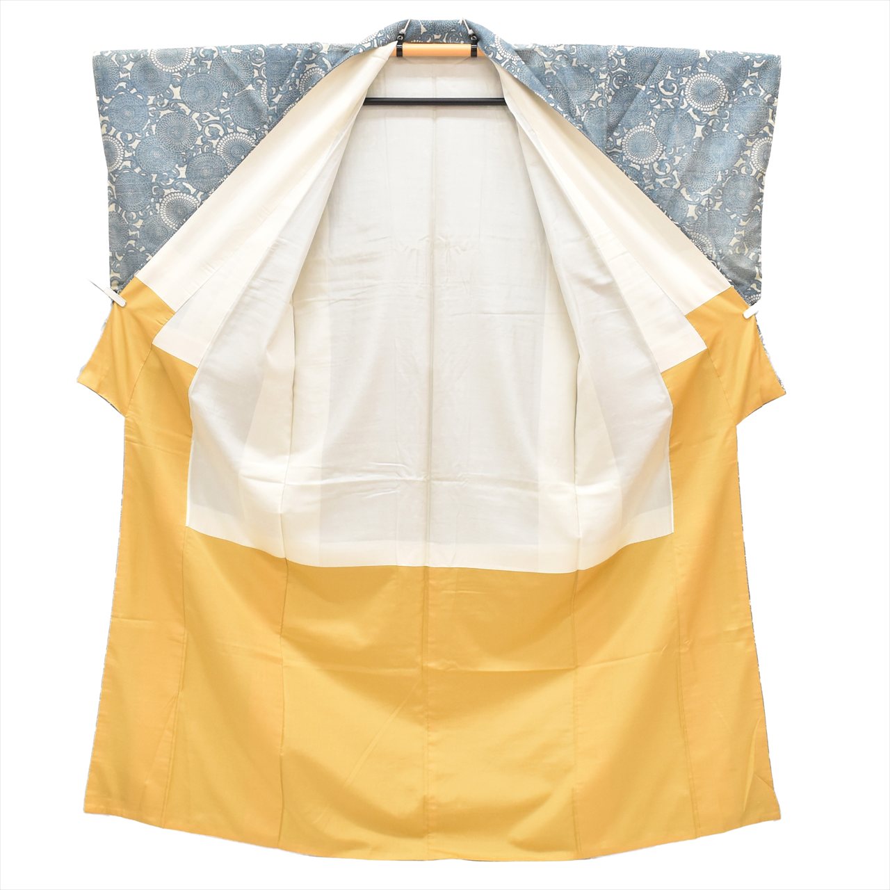 [Used] Tsumugi Silk Kimono, Lined, Length 156.8cm (61.7in) (M), Sleeve Length 63.5cm (25.0in), Ready-made, Recycled Kimono, Stencil-dyed, Blue with Floral Arabesque Pattern, tt2672b 