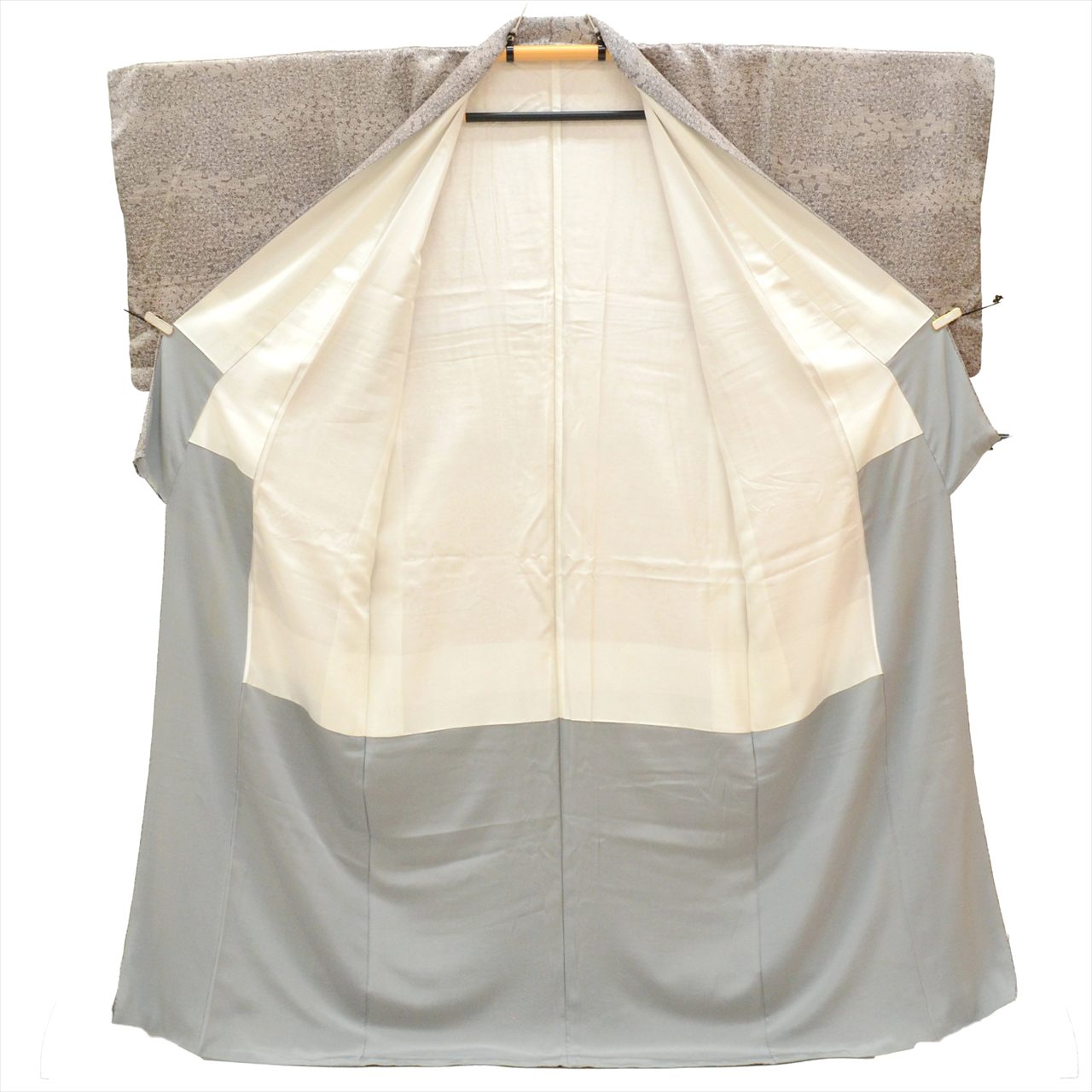 [Used] Komon (small patterned) recycled kimono, lined, pure silk, length 161.0cm (63.4in), size L, sleeve length 67.0cm (26.4in), gray color, maple leaf pattern, high quality, semi-formal, spring, summer, autumn, winter, ready-made. 