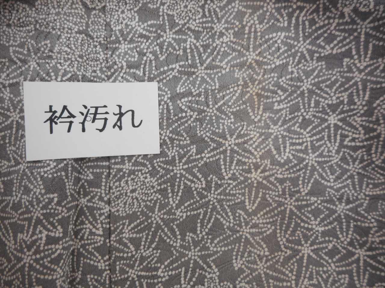 [Used] Komon (small patterned) recycled kimono, lined, pure silk, length 161.0cm (63.4in), size L, sleeve length 67.0cm (26.4in), gray color, maple leaf pattern, high quality, semi-formal, spring, summer, autumn, winter, ready-made. 