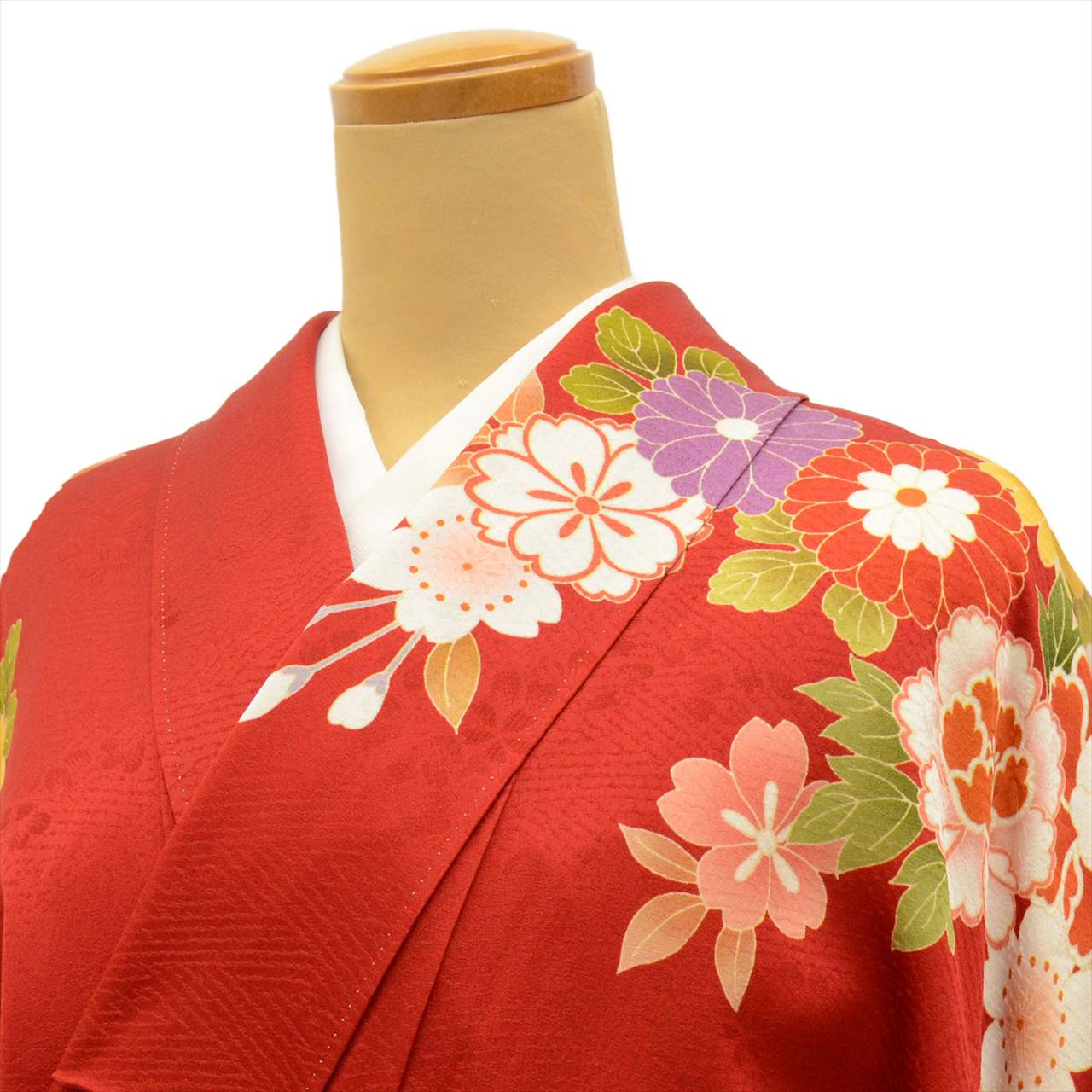 [Used] Furisode (long-sleeved kimono) - Single item, Pure silk, Length 171.5cm (67.5in), Sleeve length 70.5cm (27.8in), Ready-made, Recycled kimono, Used, Excellent condition, Red color, Floral pattern, Gold embroidery, Vintage, uu0003b 