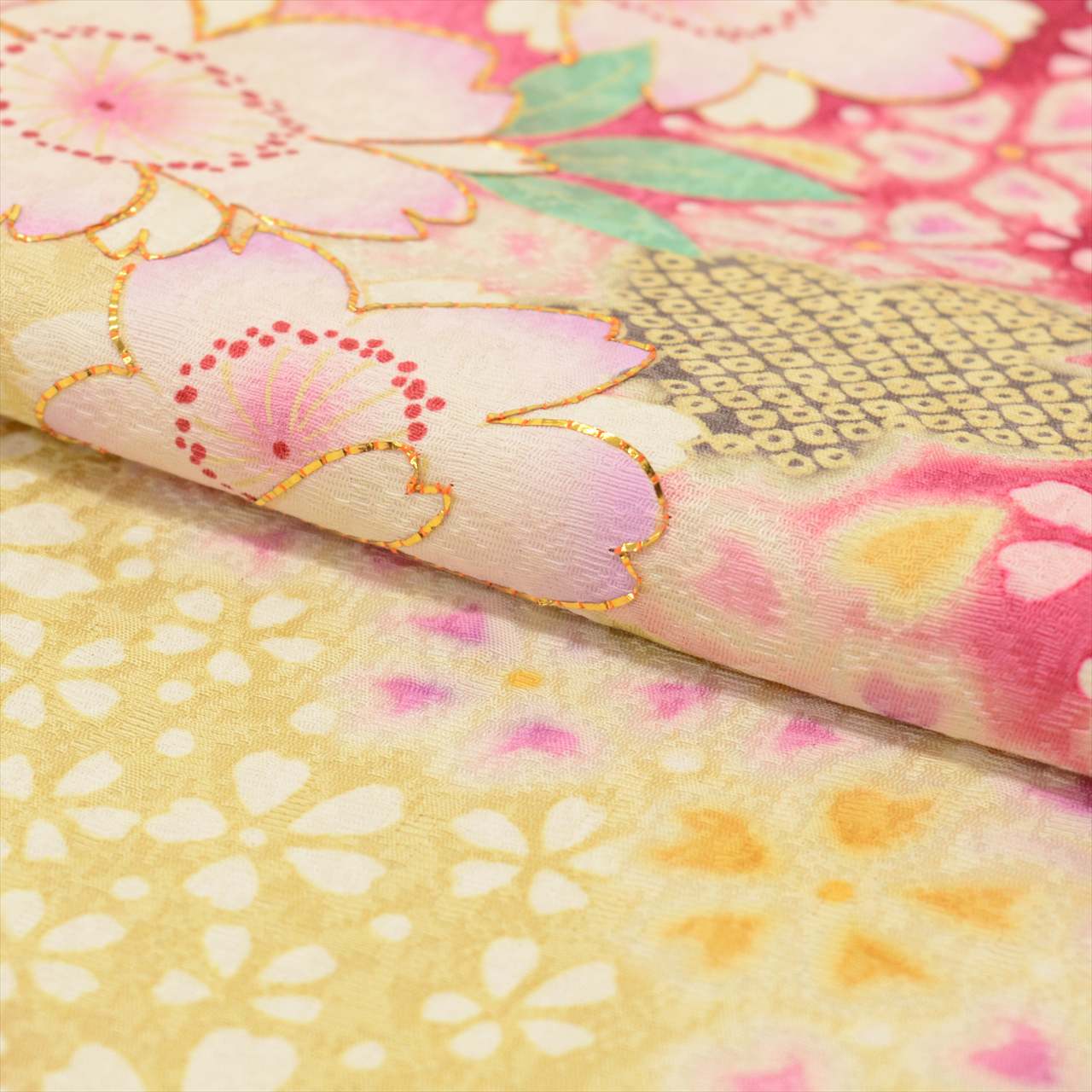 [Used] Furisode (long-sleeved kimono) - Single item, Pure silk, Length 172.0cm (67.7in) (LL size), Sleeve length 66.5cm (26.2in), Ready-made, Recycled kimono, Used, Excellent condition, Purple, Floral pattern, Gold embroidery, Vintage, uu0004b 