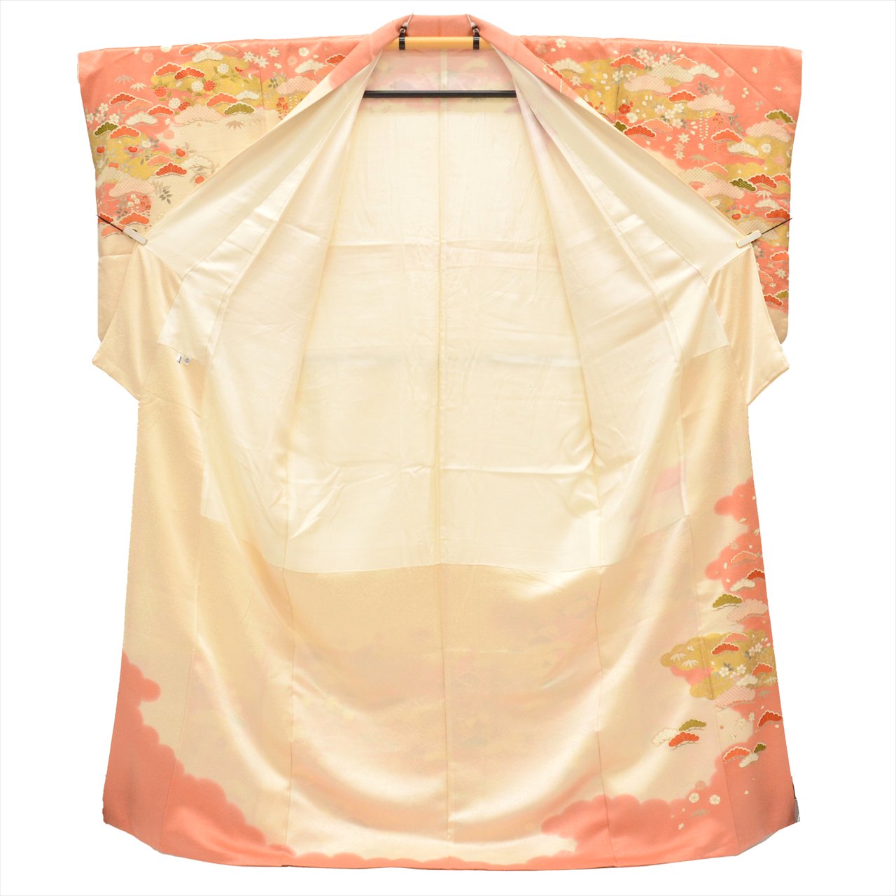 [Used] Recycled formal kimono (Houmongi), length 163.0cm (64.2in) (L), sleeve length 68.0cm (26.8in), pure silk, lined, ready-made, used, recycled kimono, white, cloud and pine tree pattern, gold leaf, gold thread embroidery, uu0038b 