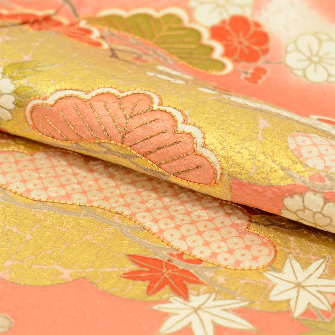[Used] Recycled formal kimono (Houmongi), length 163.0cm (64.2in) (L), sleeve length 68.0cm (26.8in), pure silk, lined, ready-made, used, recycled kimono, white, cloud and pine tree pattern, gold leaf, gold thread embroidery, uu0038b 