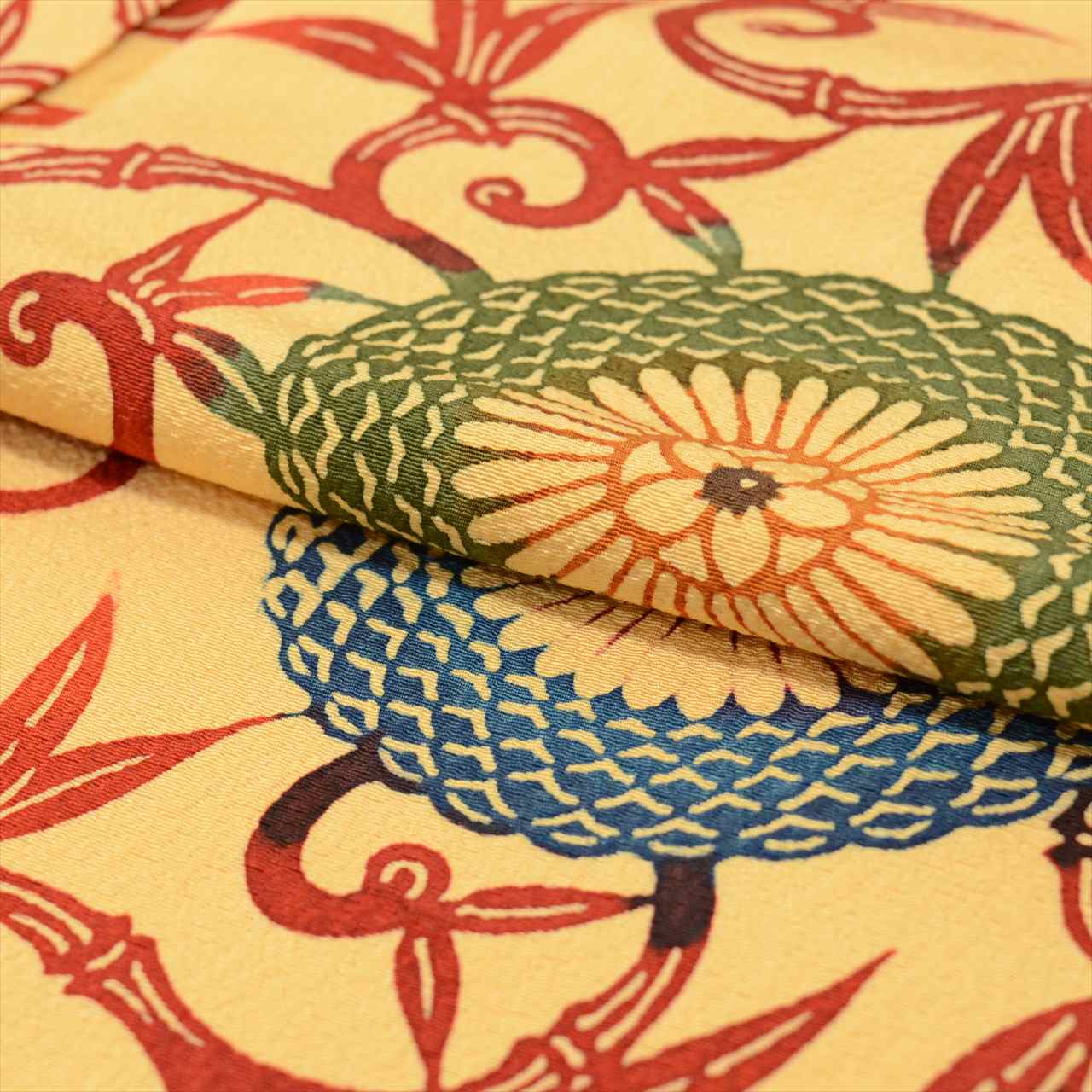 [Used] Komon (small patterned) recycled kimono, pure silk, lined, length 159cm (size M), sleeve length 65.5cm, yellowish color, floral arabesque pattern, bingata dyeing, high quality, semi-formal, spring, summer, autumn, winter, ready-made. 