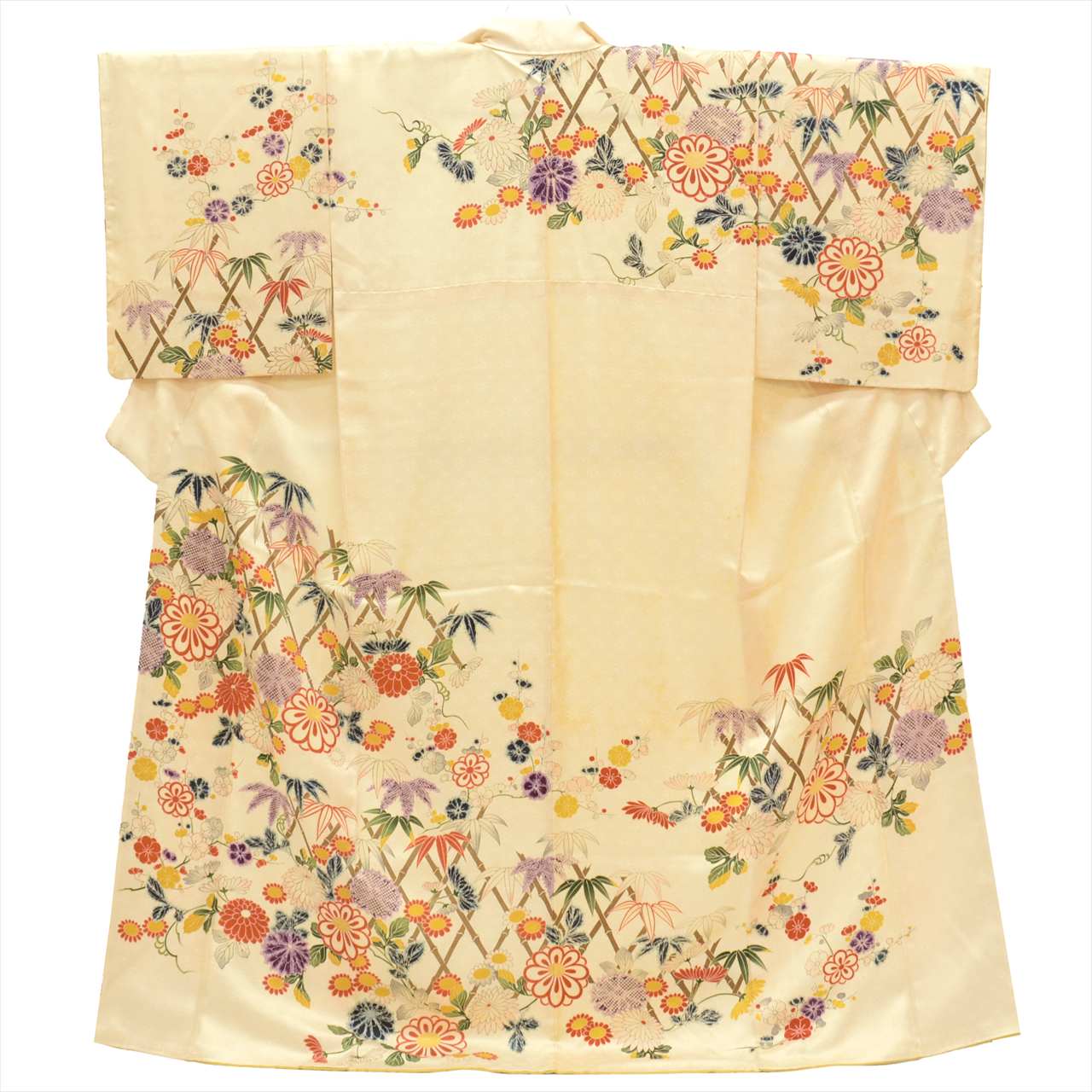 [Used] Recycled formal kimono, pure silk, length 161.5cm (63.6in), size L, sleeve length 67.0cm (26.4in), lined, ready-made, white, chrysanthemum pattern, retro style, uu0449b