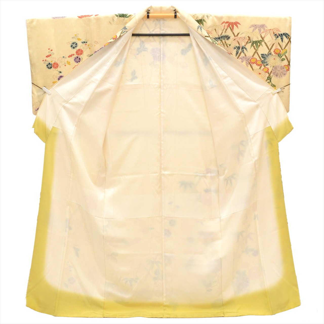 [Used] Recycled formal kimono, pure silk, length 161.5cm (63.6in), size L, sleeve length 67.0cm (26.4in), lined, ready-made, white, chrysanthemum pattern, retro style, uu0449b