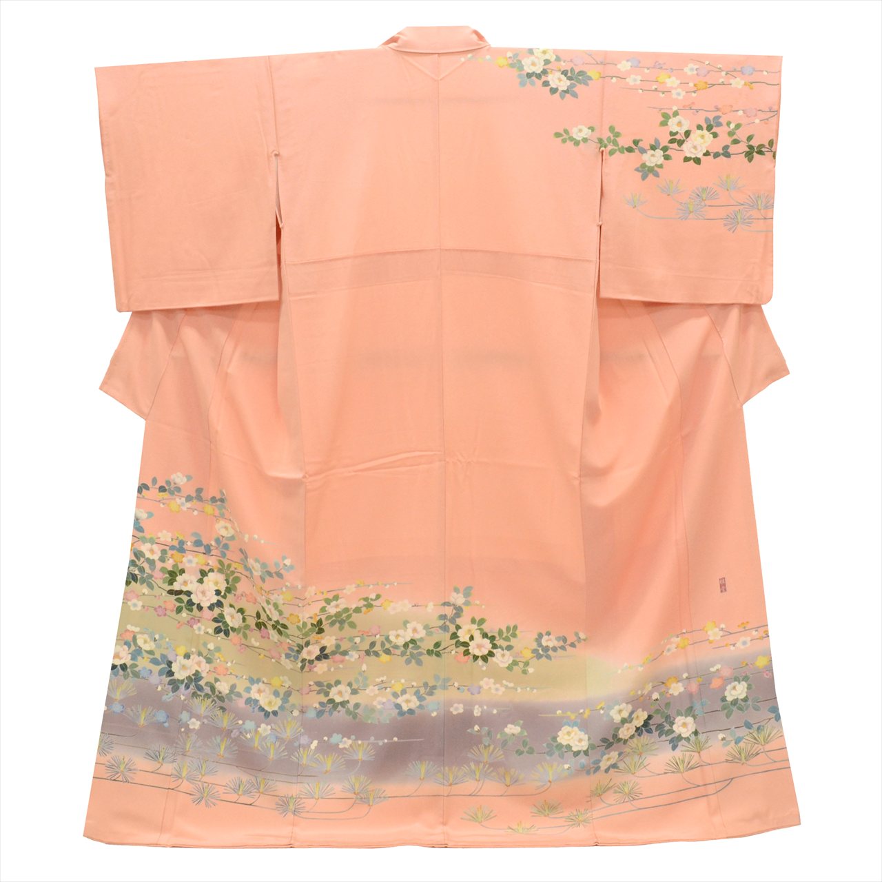 [Used] Recycled formal kimono, pure silk, lined, length 162.2cm (63.9in), size L, sleeve length 66.5cm (26.2in), ready-made, pinkish color, camellia pattern, Tokamachi Yuzen dyeing, Kumano Keido, with signature, uu0480b 