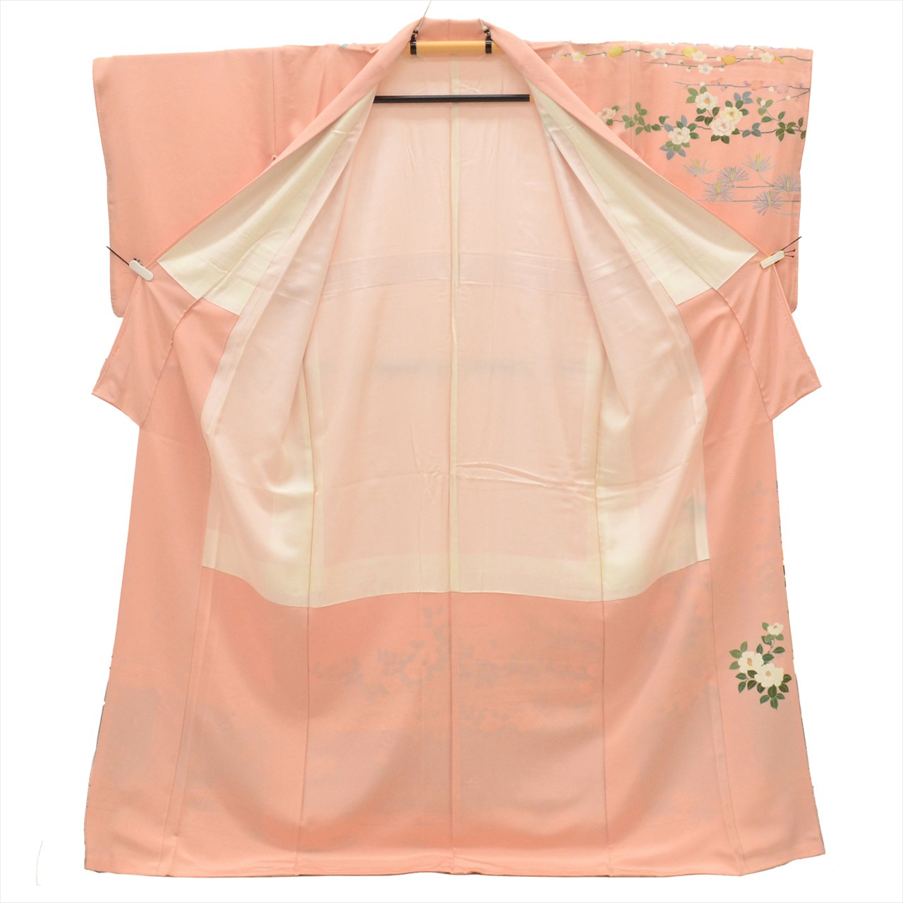 [Used] Recycled formal kimono, pure silk, lined, length 162.2cm (63.9in), size L, sleeve length 66.5cm (26.2in), ready-made, pinkish color, camellia pattern, Tokamachi Yuzen dyeing, Kumano Keido, with signature, uu0480b 