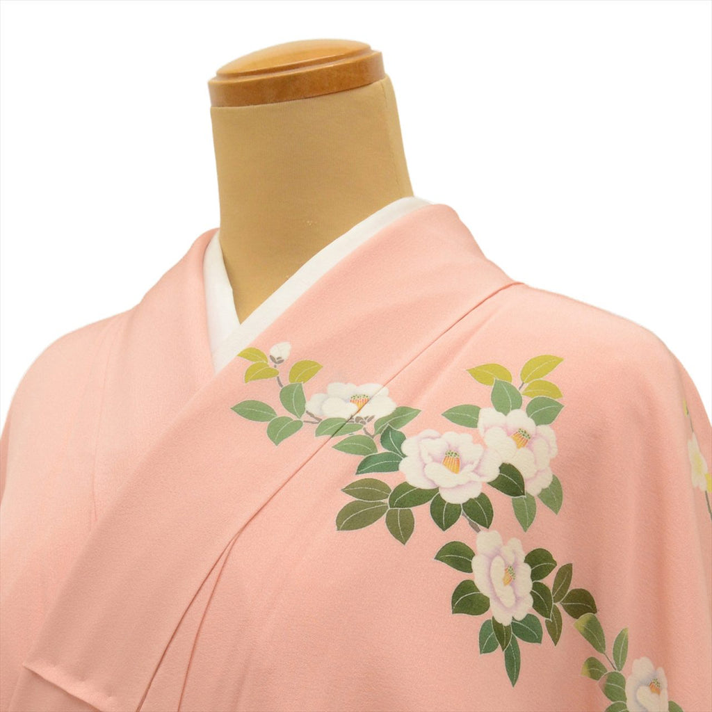 [Used] Recycled formal kimono, pure silk, lined, length 162.2cm (63.9in), size L, sleeve length 66.5cm (26.2in), ready-made, pinkish color, camellia pattern, Tokamachi Yuzen dyeing, Kumano Keido, with signature, uu0480b 