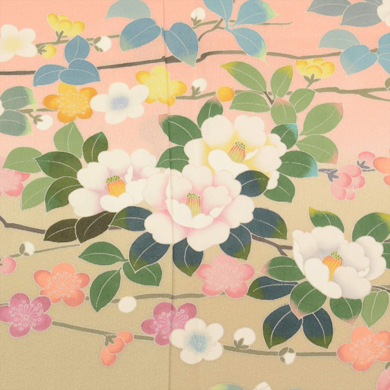 [Used] Recycled formal kimono, pure silk, lined, length 162.2cm (63.9in), size L, sleeve length 66.5cm (26.2in), ready-made, pinkish color, camellia pattern, Tokamachi Yuzen dyeing, Kumano Keido, with signature, uu0480b 