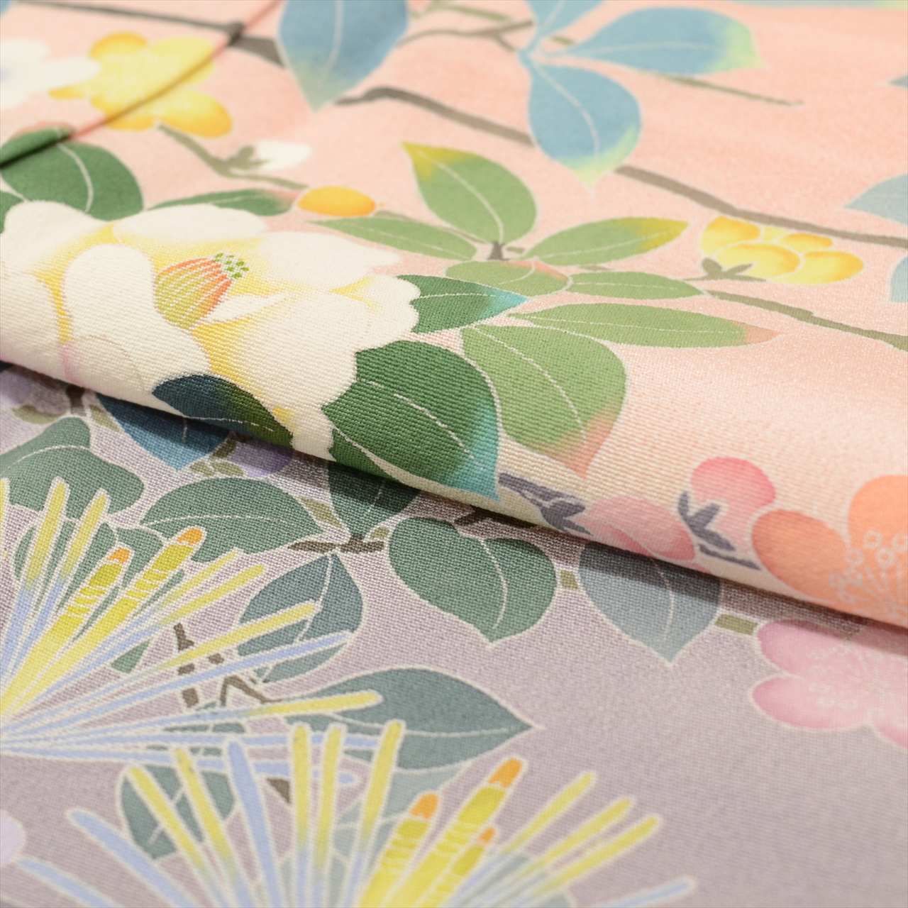 [Used] Recycled formal kimono, pure silk, lined, length 162.2cm (63.9in), size L, sleeve length 66.5cm (26.2in), ready-made, pinkish color, camellia pattern, Tokamachi Yuzen dyeing, Kumano Keido, with signature, uu0480b 