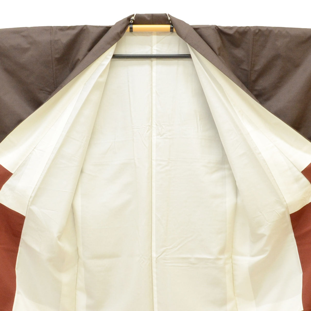 [Used] Recycled Kimono, Hakusan Tsumugi Silk, Lined, Ready-made, with signature, Sleeve length 68.0cm (26.8in), Body length 163.5cm (64.4in), Size L, Brown, Maneki-neko (beckoning cat) pattern, uu1081b 