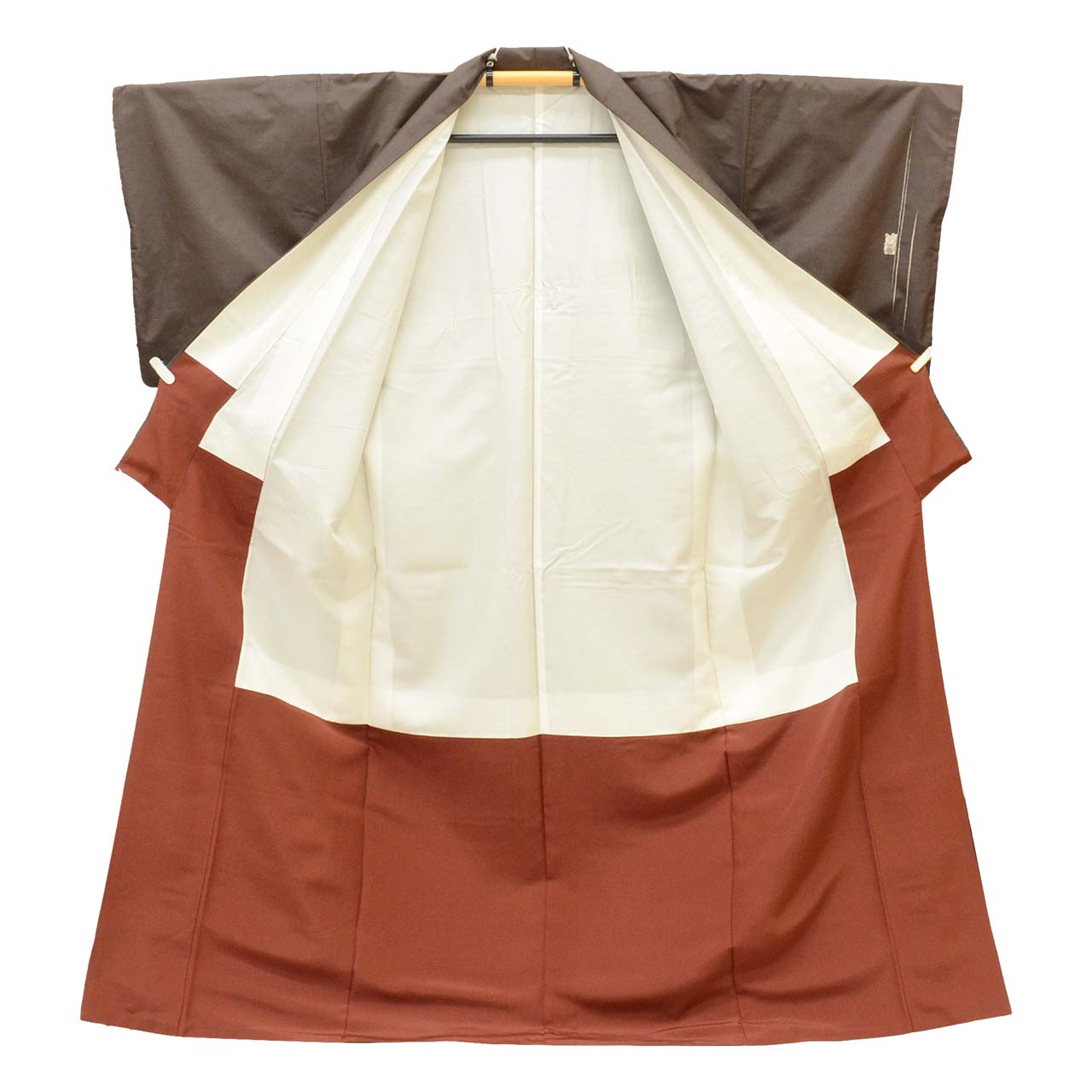 [Used] Recycled Kimono, Hakusan Tsumugi Silk, Lined, Ready-made, with signature, Sleeve length 68.0cm (26.8in), Body length 163.5cm (64.4in), Size L, Brown, Maneki-neko (beckoning cat) pattern, uu1081b 