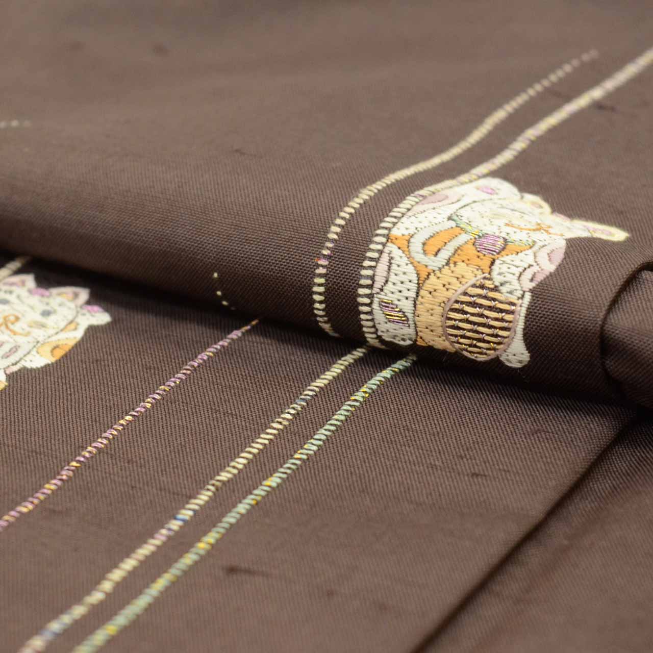[Used] Recycled Kimono, Hakusan Tsumugi Silk, Lined, Ready-made, with signature, Sleeve length 68.0cm (26.8in), Body length 163.5cm (64.4in), Size L, Brown, Maneki-neko (beckoning cat) pattern, uu1081b 
