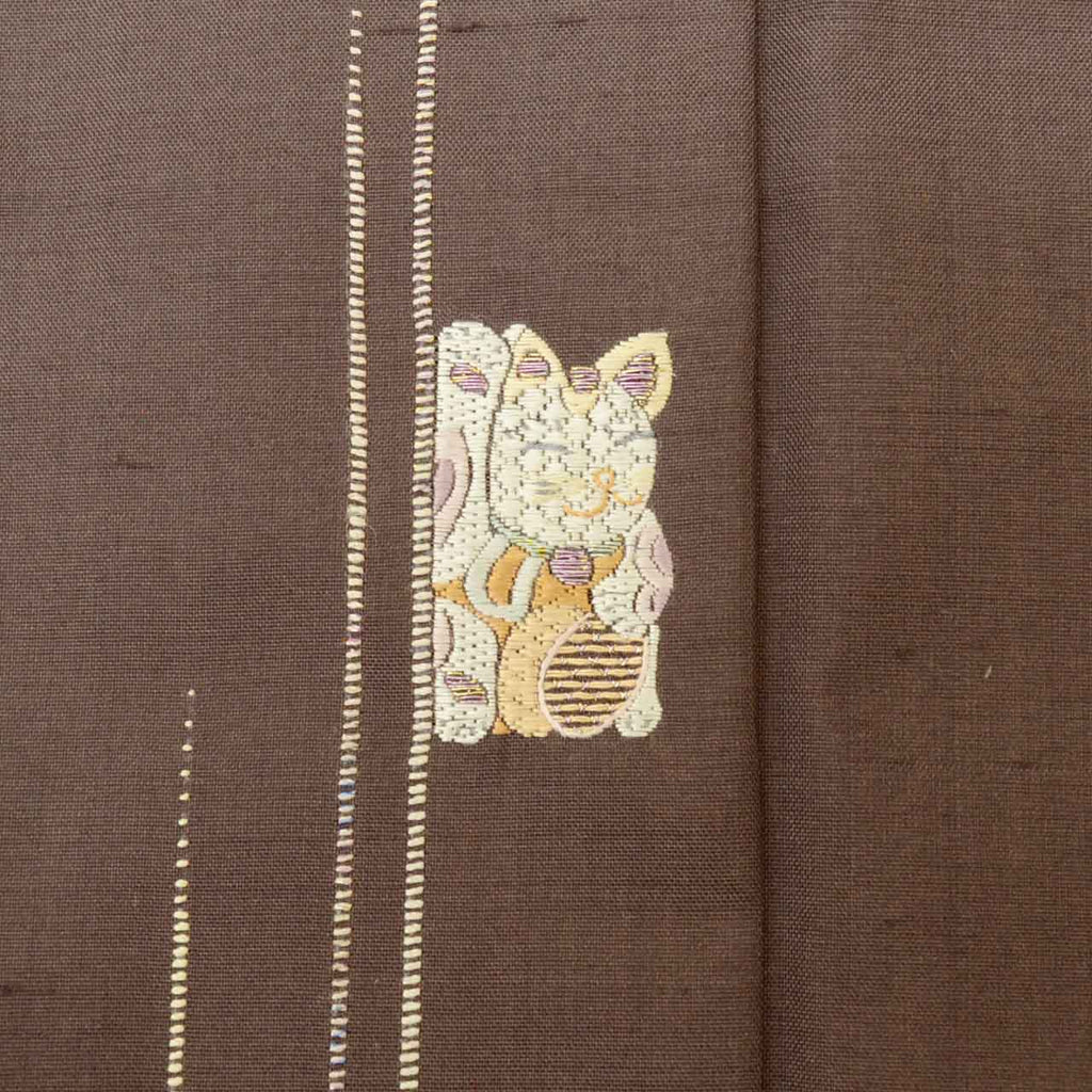[Used] Recycled Kimono, Hakusan Tsumugi Silk, Lined, Ready-made, with signature, Sleeve length 68.0cm (26.8in), Body length 163.5cm (64.4in), Size L, Brown, Maneki-neko (beckoning cat) pattern, uu1081b 