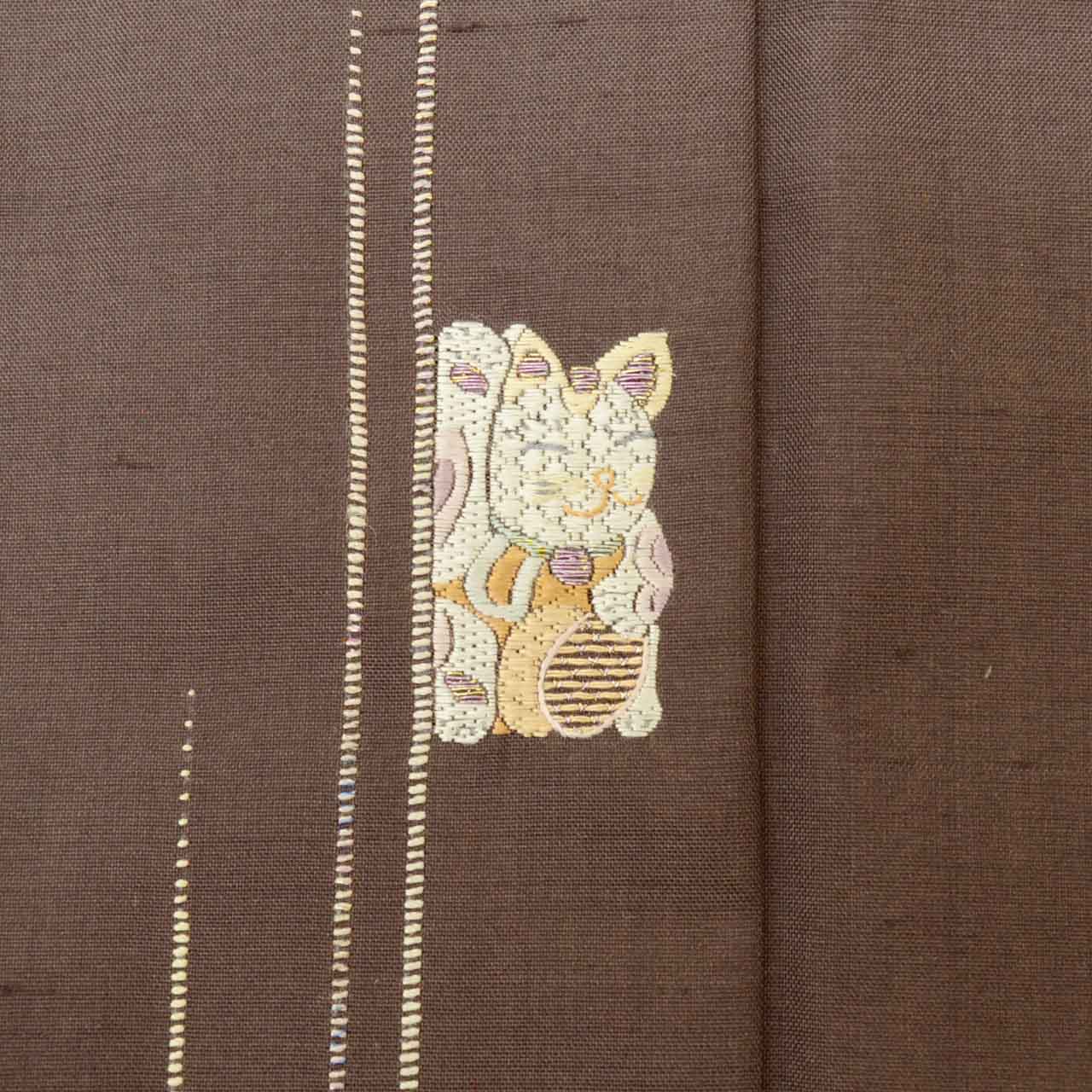 [Used] Recycled Kimono, Hakusan Tsumugi Silk, Lined, Ready-made, with signature, Sleeve length 68.0cm (26.8in), Body length 163.5cm (64.4in), Size L, Brown, Maneki-neko (beckoning cat) pattern, uu1081b 