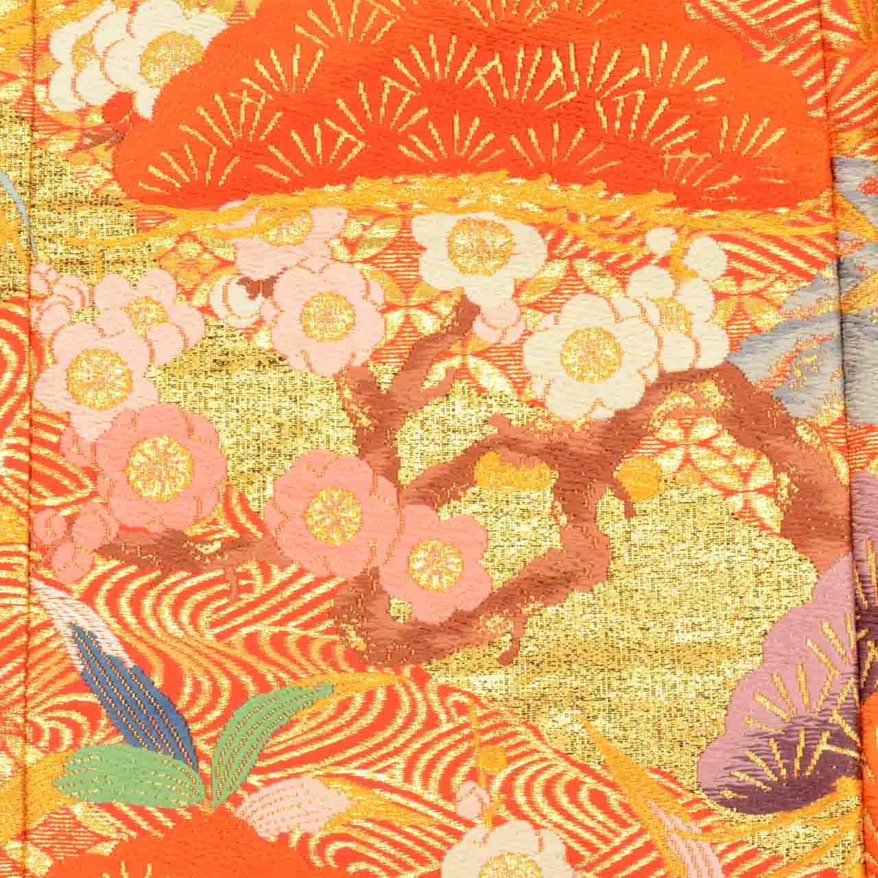 [Used] Recycled Kimono, Irouchikake (Wedding Kimono), Pure Silk, Sleeve Length 65.5cm (25.8in), Body Length 198.0cm (78.0in), Size LL, Orange, Pine Tree Pattern, Brocade, Tang Dynasty Weave, Gold Thread, uu1306b 