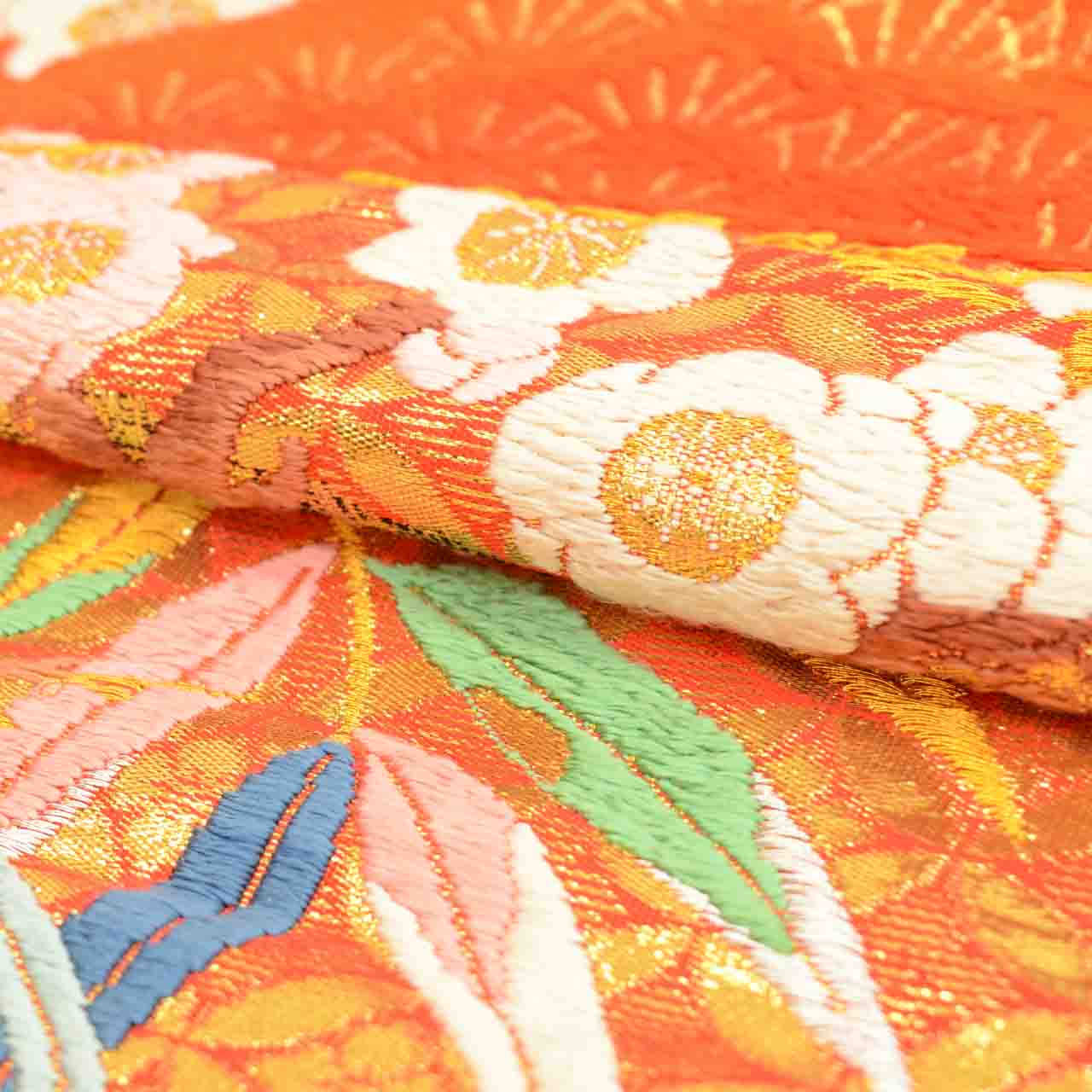 [Used] Recycled Kimono, Irouchikake (Wedding Kimono), Pure Silk, Sleeve Length 65.5cm (25.8in), Body Length 198.0cm (78.0in), Size LL, Orange, Pine Tree Pattern, Brocade, Tang Dynasty Weave, Gold Thread, uu1306b 