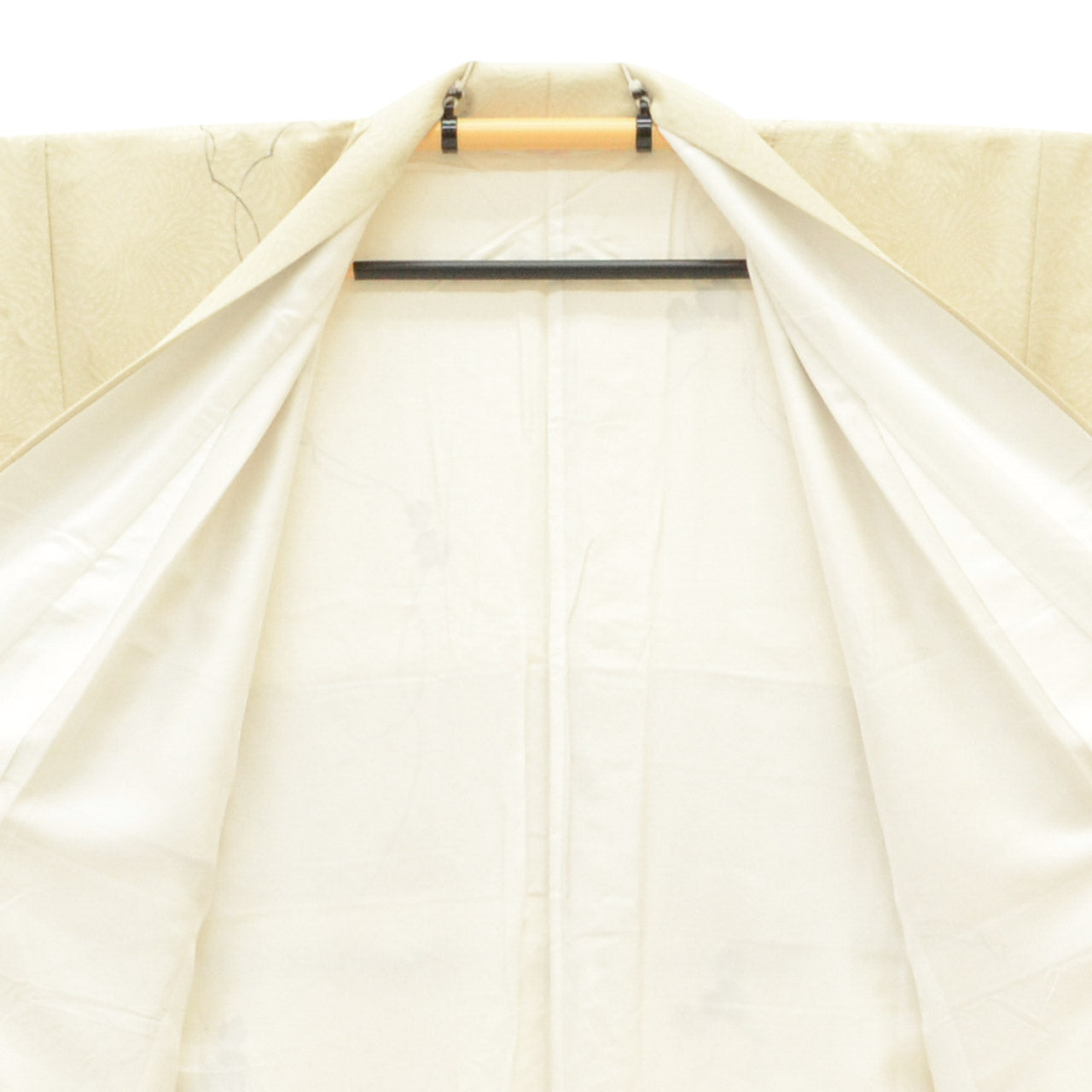 [Used] Recycled Kimono, Komon style, Lined, Pure Silk, Ready-made, Sleeve length 69.0cm (27.2in), Body length 161.2cm (63.5in), Size L, Beige, Ivy pattern, with signature, uu1324b 