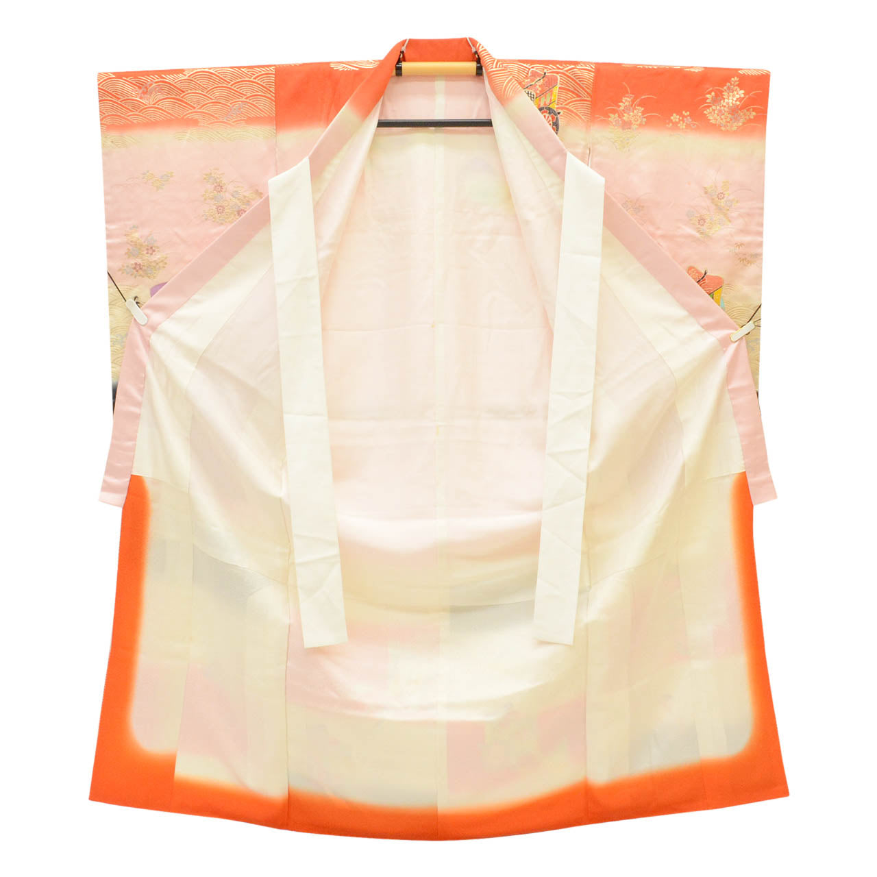 [Used] Recycled Kimono for Girls, Shichi-Go-San (7 years old), 2-piece set: Kimono and Nagajuban (undergarment), Pure Silk, Ready-made, Sleeve length 57.5cm, Body length 146cm, Pink, Imperial carriage pattern, Gold embroidery, Gold leaf, uu1344b 