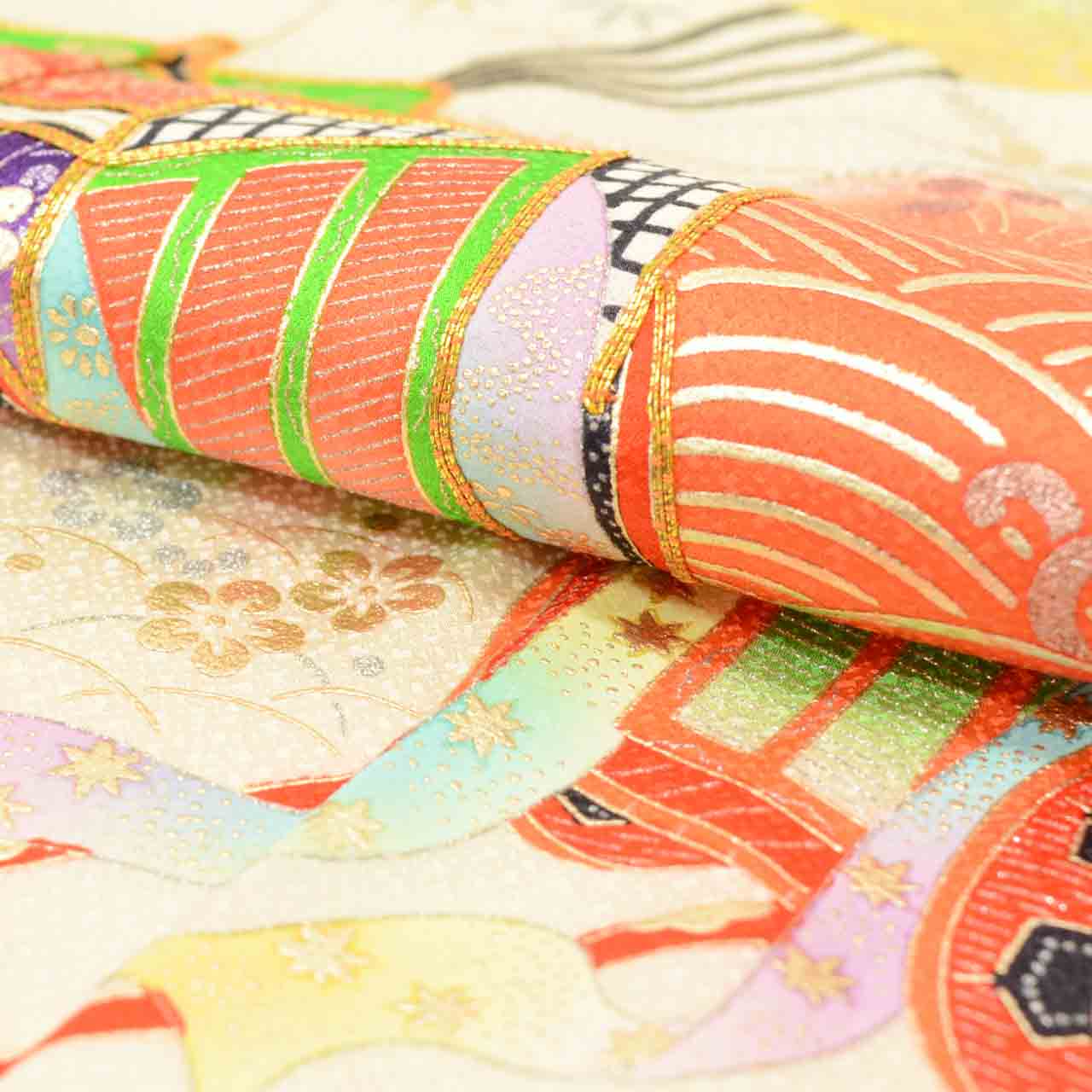 [Used] Recycled Kimono for Girls, Shichi-Go-San (7 years old), 2-piece set: Kimono and Nagajuban (undergarment), Pure Silk, Ready-made, Sleeve length 57.5cm, Body length 146cm, Pink, Imperial carriage pattern, Gold embroidery, Gold leaf, uu1344b 