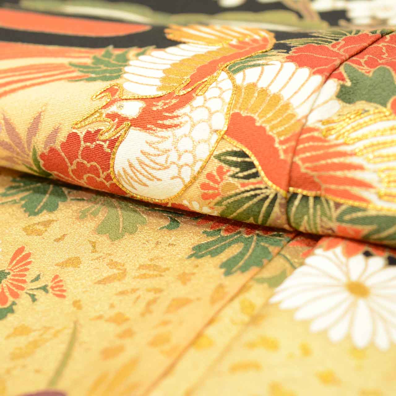 [Used] Recycled Kimono, Black Tomesode (formal kimono), Lined, Pure Silk, Ready-made, Sleeve Length 68.0cm (26.8in), Body Length 162.7cm (64.1in), Size L, Black, Phoenix Pattern, Double-layered, Five Family Crests, Gold Embroidery, uu1453b 