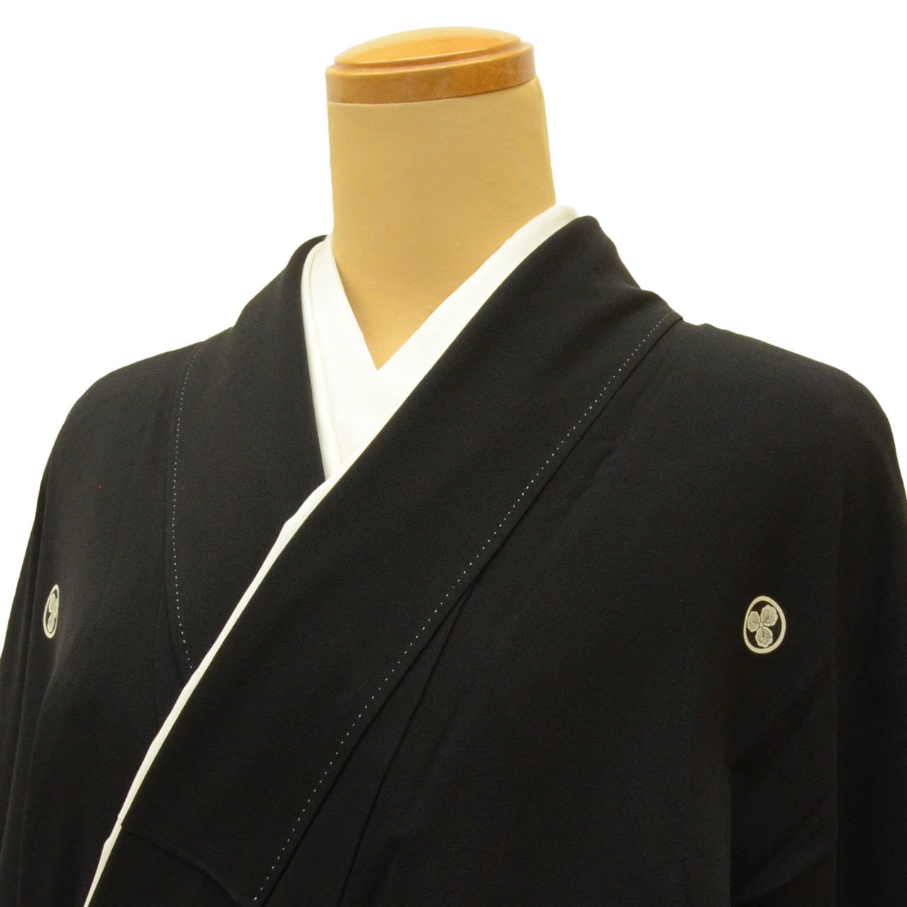 [Used] Recycled Kimono, Black Tomesode (formal kimono), Lined, Pure Silk, Ready-made, Sleeve Length 68.0cm (26.8in), Body Length 162.7cm (64.1in), Size L, Black, Phoenix Pattern, Double-layered, Five Family Crests, Gold Embroidery, uu1453b 