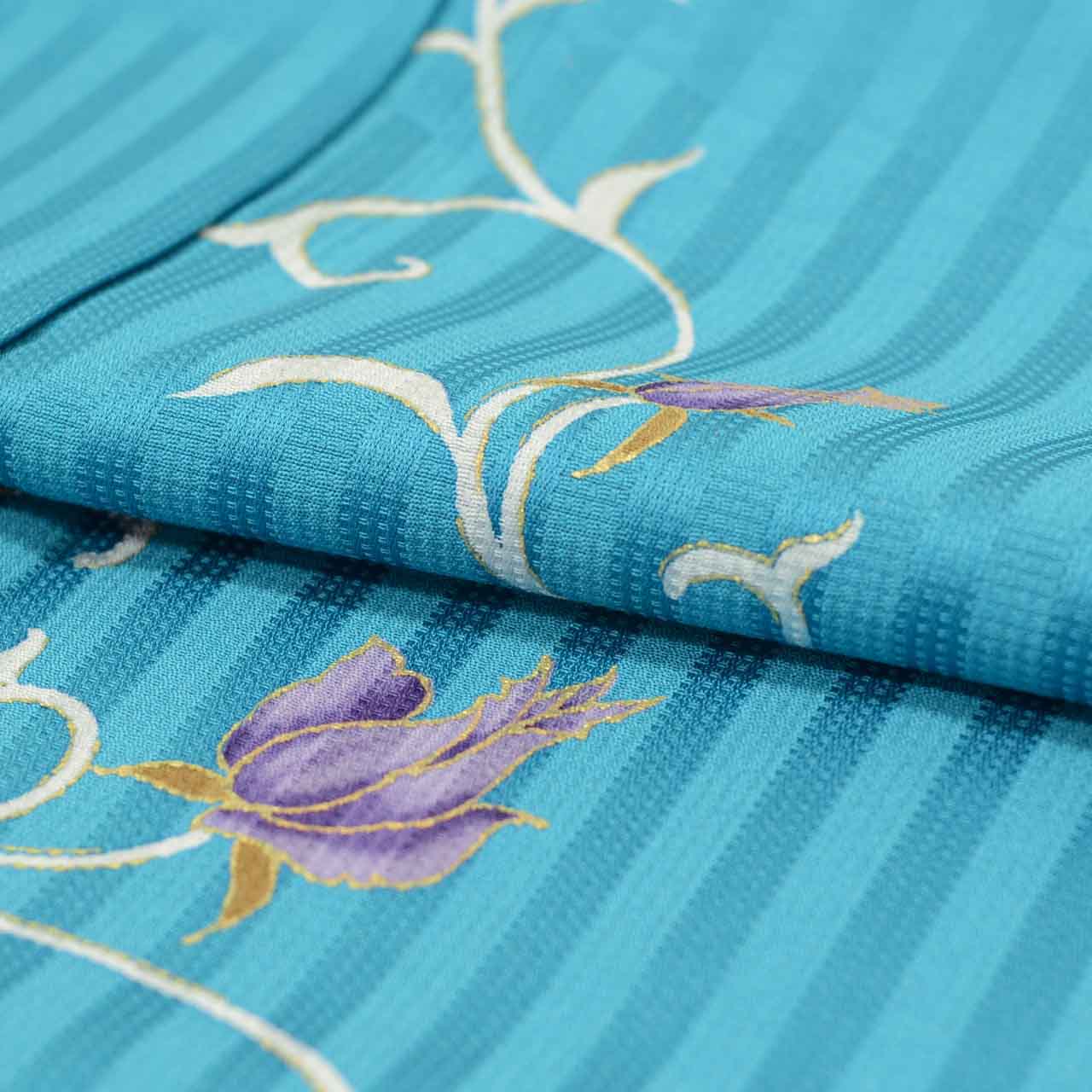[Used] Recycled Kimono, Komon style, Pure Silk, Size M (Plus Size LL), Excellent Condition, Length 158.5cm (62.4in), Sleeve Length 64.7cm (25.5in), Lined, Ready-made, Gold embroidery, Blue floral arabesque pattern, uu1537b 