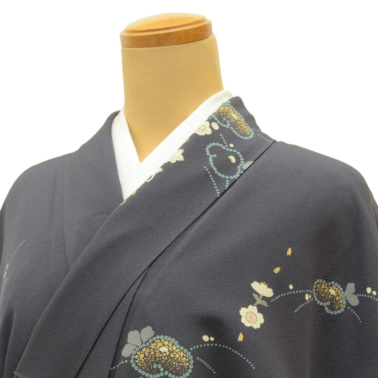 [Used] Recycled Kimono, Komon style, Pure Silk, Size S, Excellent Condition, Length 153.0cm (60.2in), Sleeve Length 65.5cm (25.8in), Lined, Ready-made, Crepe fabric, Gold embroidery, Gray floral pattern, uu1559b 