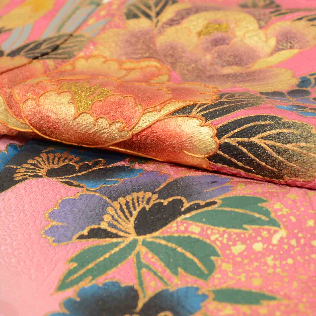 [Used] Recycled Kimono, Furisode (long-sleeved kimono), Pure Silk, Size M, Good Condition, Length 157.0cm (61.8in), Sleeve Length 65.0cm (25.6in), Lined, Ready-made, Gold Embroidery, Gold Thread, Pink Peony, uu1713b 