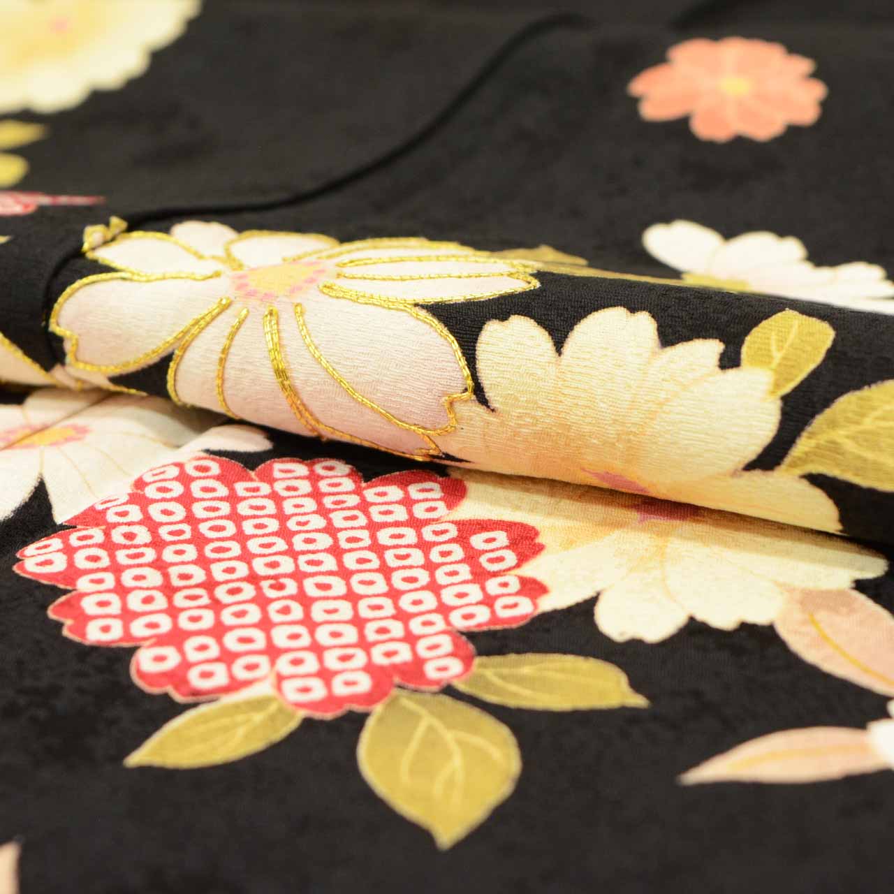 [Used] Recycled Kimono, Furisode (long-sleeved kimono), Vintage Furisode, Pure Silk, Size L, Excellent Condition, Length 162.7cm (64.1in), Sleeve Length 65.7cm (25.9in), Lined, Ready-made, Gold Embroidery, Black, Floral, Reused, uu1763b 