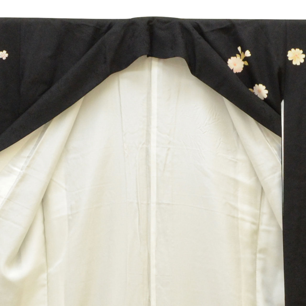[Used] Recycled Kimono, Furisode (long-sleeved kimono), Vintage Furisode, Pure Silk, Size L, Excellent Condition, Length 162.7cm (64.1in), Sleeve Length 65.7cm (25.9in), Lined, Ready-made, Gold Embroidery, Black, Floral, Reused, uu1763b 