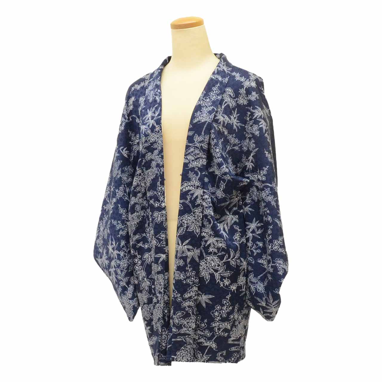 [Used] Silk Haori (short jacket), Recycled Haori, Sleeve length 62.5cm (24.6in), Body length 79.5cm (31.3in), Navy blue, Pine, bamboo, and plum blossom pattern, uu1830b 