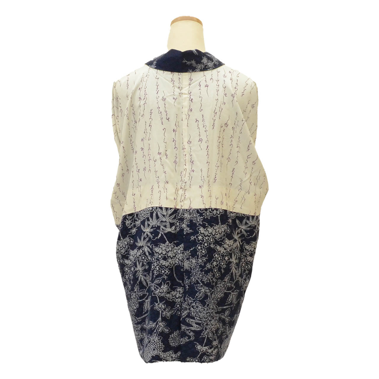 [Used] Silk Haori (short jacket), Recycled Haori, Sleeve length 62.5cm (24.6in), Body length 79.5cm (31.3in), Navy blue, Pine, bamboo, and plum blossom pattern, uu1830b 
