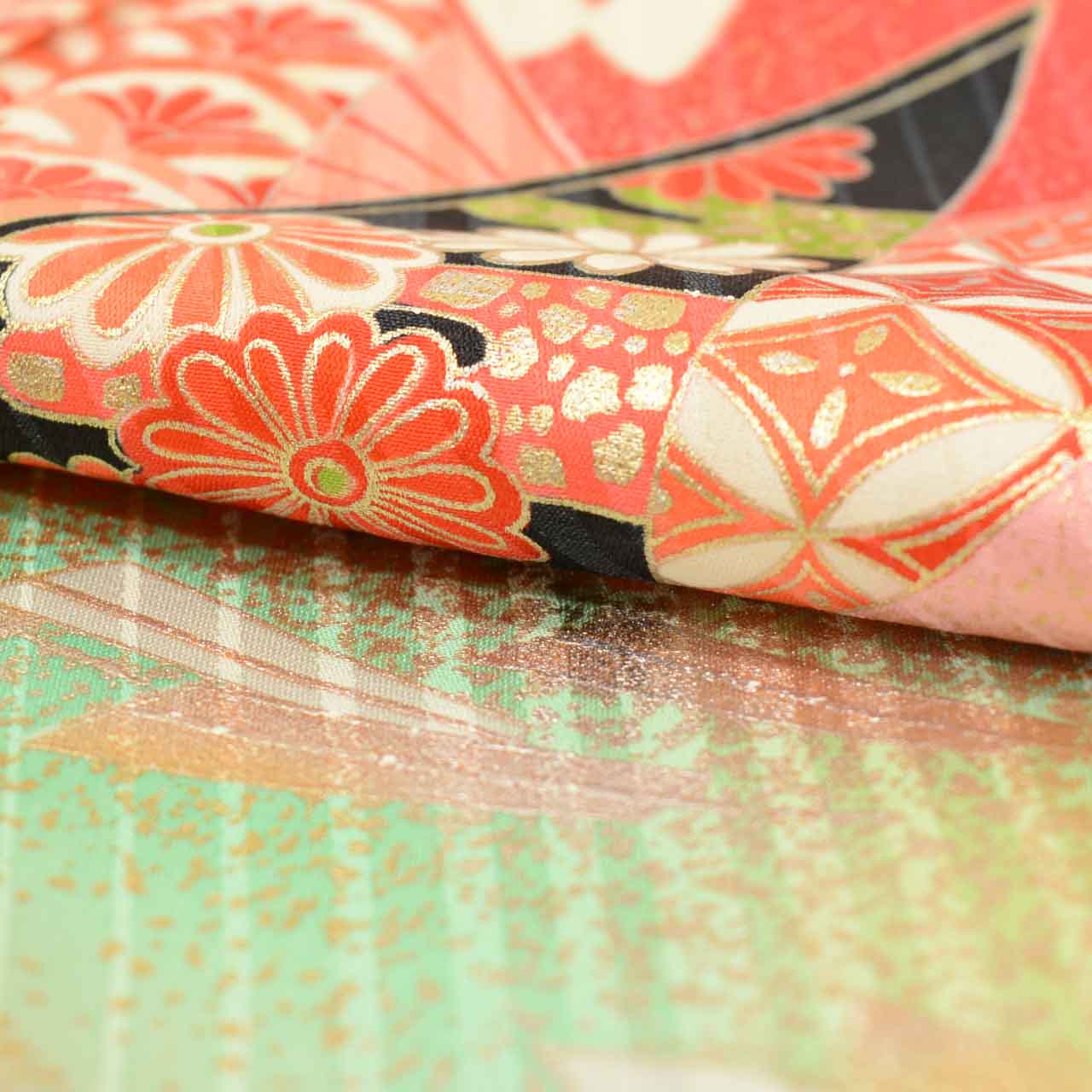 [Used] Recycled Kimono for Girls, Shichi-Go-San (7 years old), Single Kimono, Pure Silk, Ready-made, Sleeve Length 60.5cm (23.8in), Body Length 130.5cm (51.4in), Red, Fan Pattern, Gold Embellishments, uu1868b 