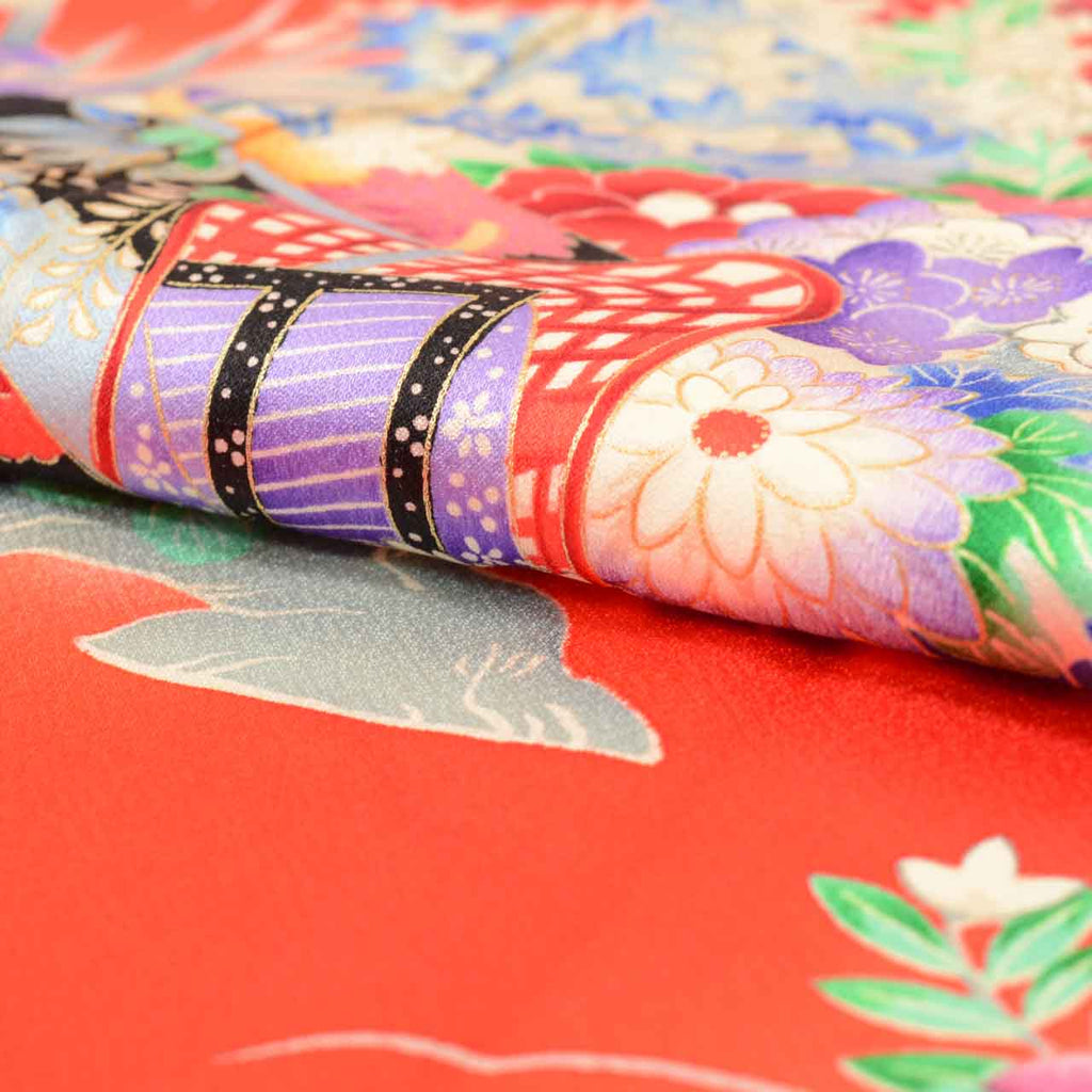 [Used] Recycled Kimono for Girls, Shichi-Go-San (7 years old), Single Kimono, Pure Silk, Ready-made, Sleeve Length 51.5cm (20.3in), Body Length 145.0cm (57.1in), Red, Imperial Carriage Pattern, Gold Embellishments, uu1869b 