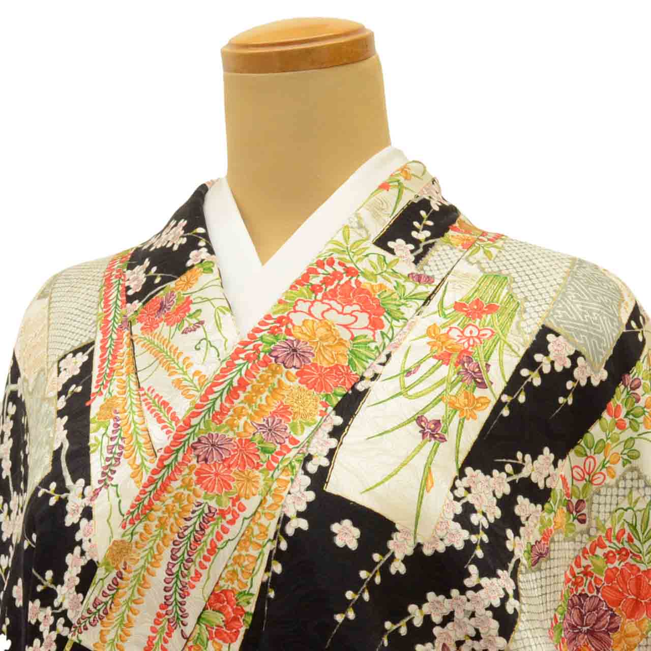[Used] Recycled Kimono, Komon style, Pure Silk, Size S, Excellent Condition, Length 154.0cm (60.6in), Made by Yamato, Sleeve Length 65.0cm (25.6in), Lined, Ready-made, Gold embroidery, Black, Floral design, Reused uu1974b 