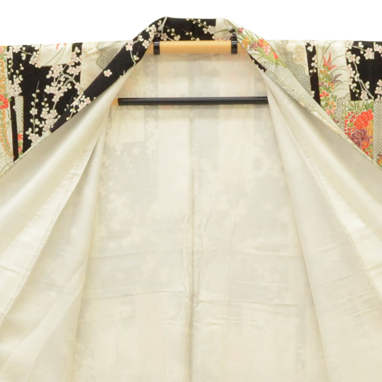 [Used] Recycled Kimono, Komon style, Pure Silk, Size S, Excellent Condition, Length 154.0cm (60.6in), Made by Yamato, Sleeve Length 65.0cm (25.6in), Lined, Ready-made, Gold embroidery, Black, Floral design, Reused uu1974b 